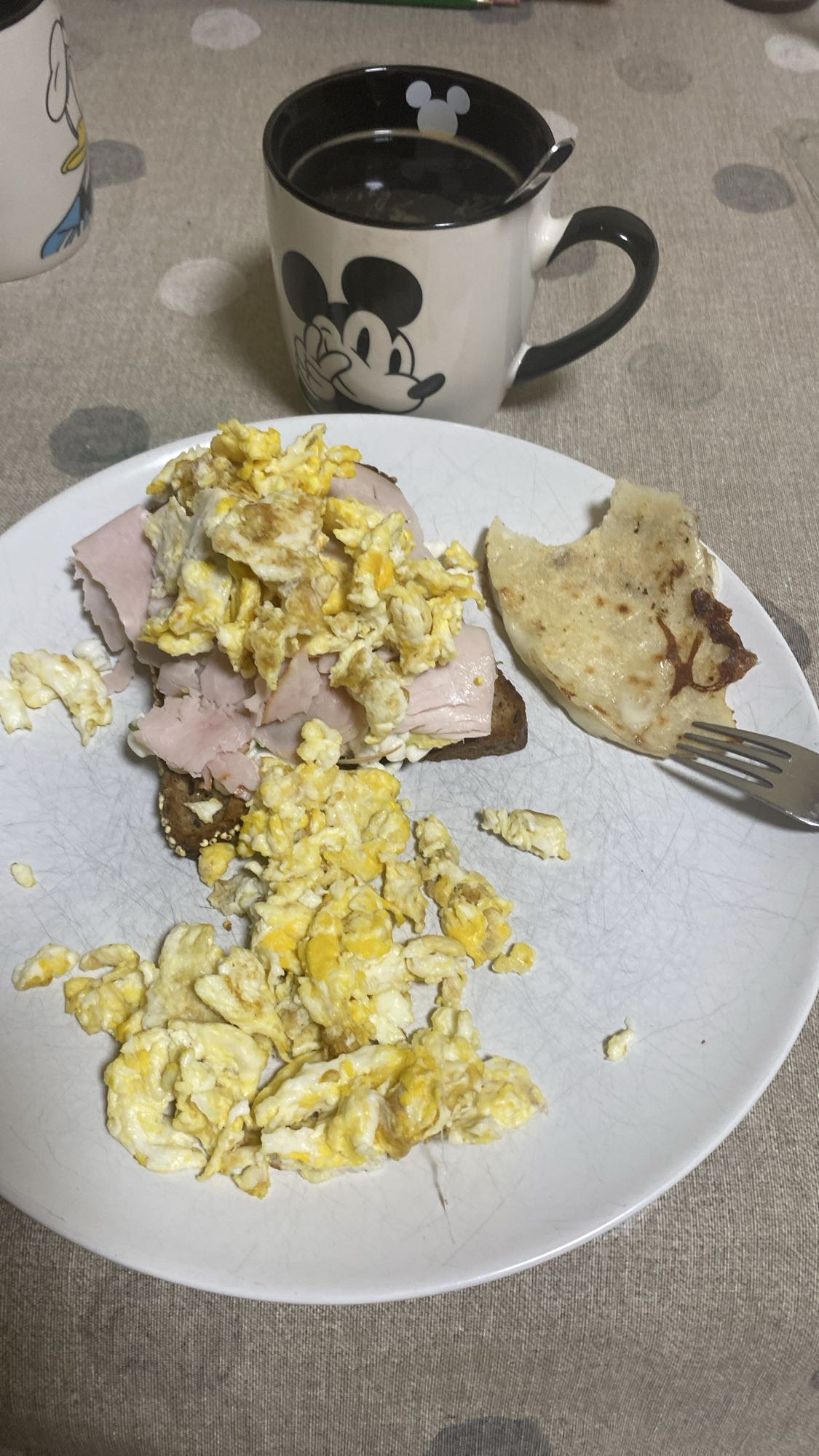 Desayuno con huevo, claras, pavo y queso Cottage