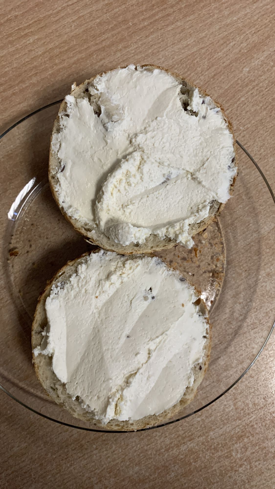 Bułka z serkiem śmietankowym