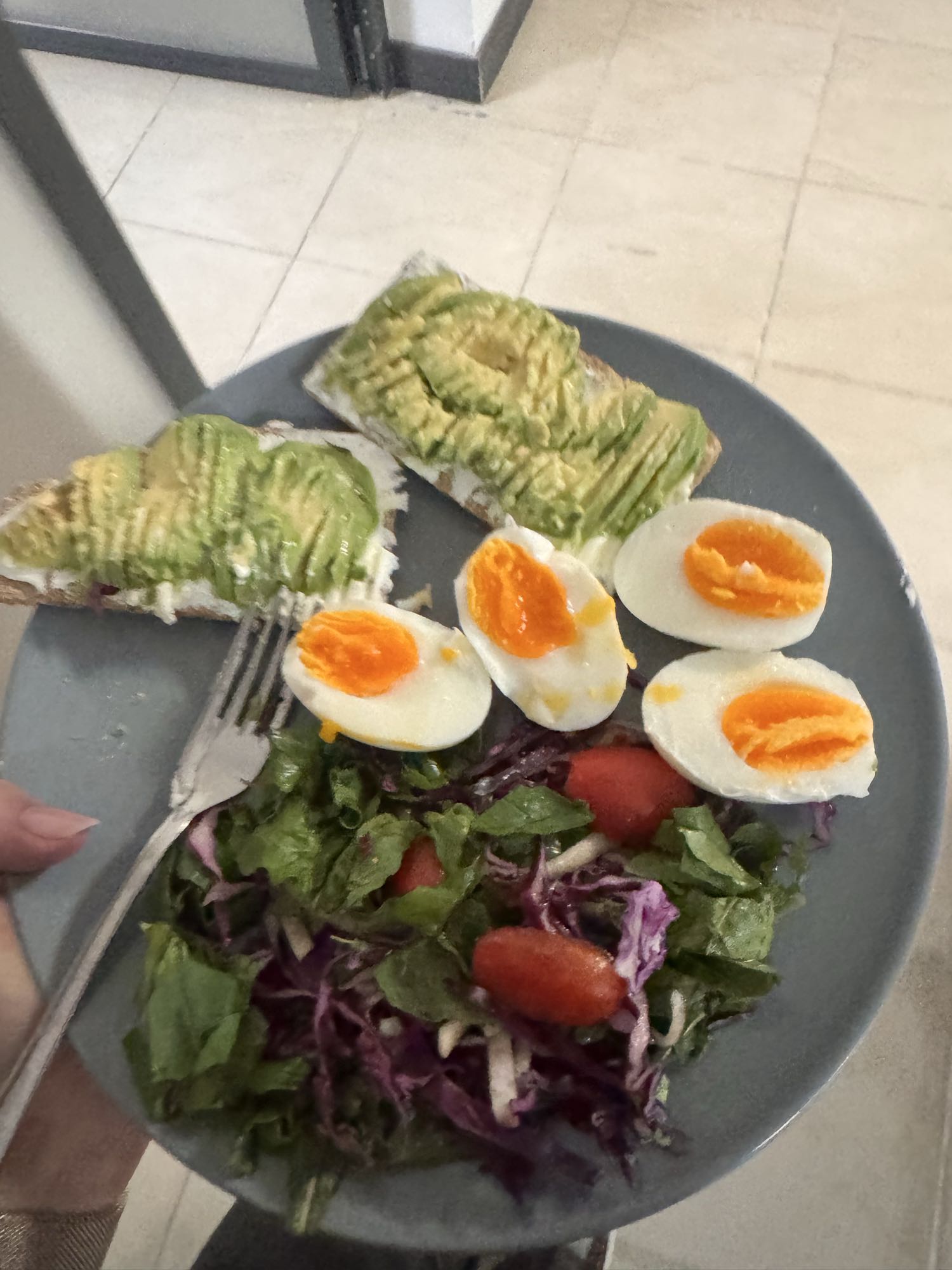 Авокадо-тосты с яйцом и салатом