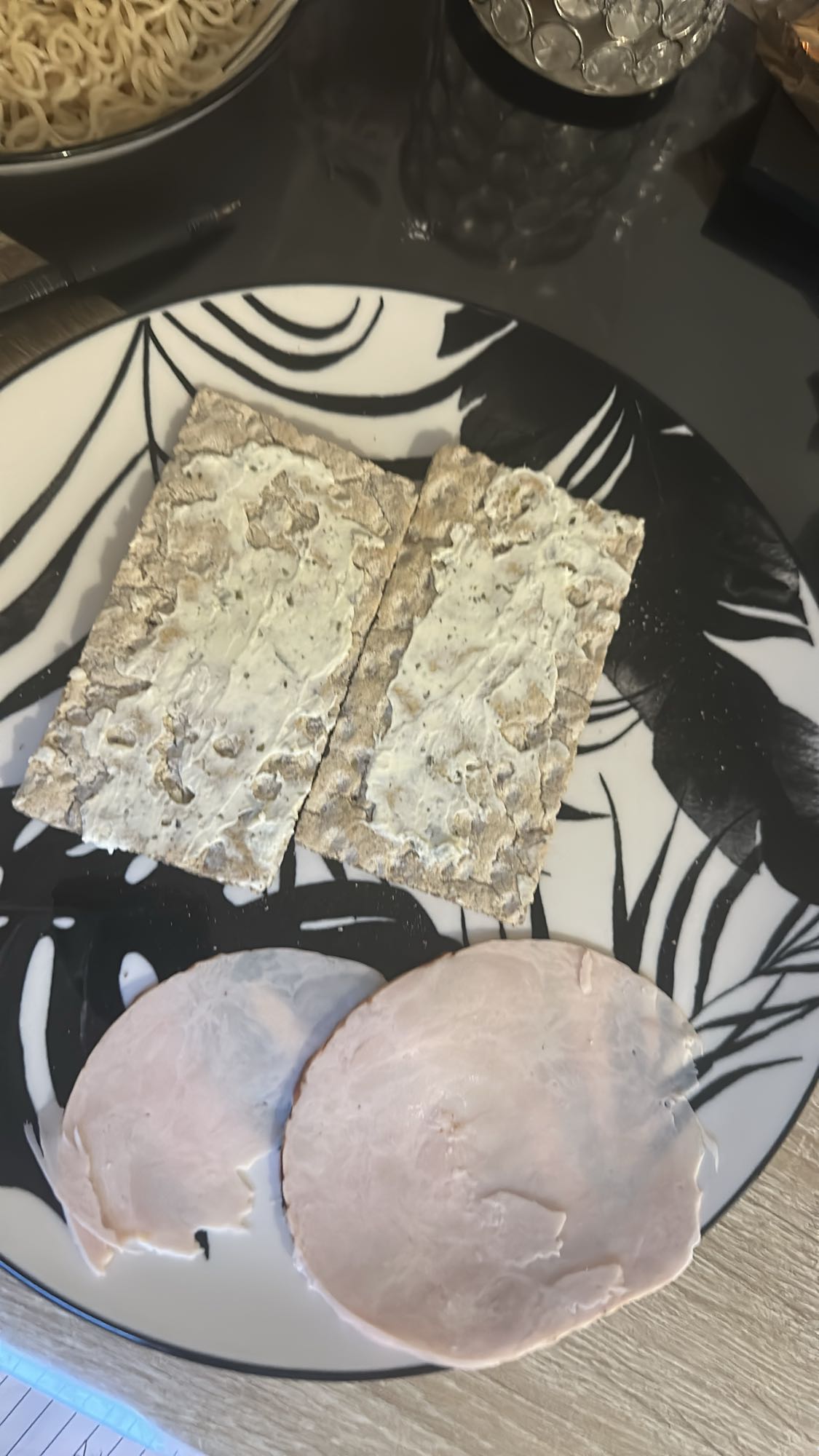 Crackers cu cremă și șuncă