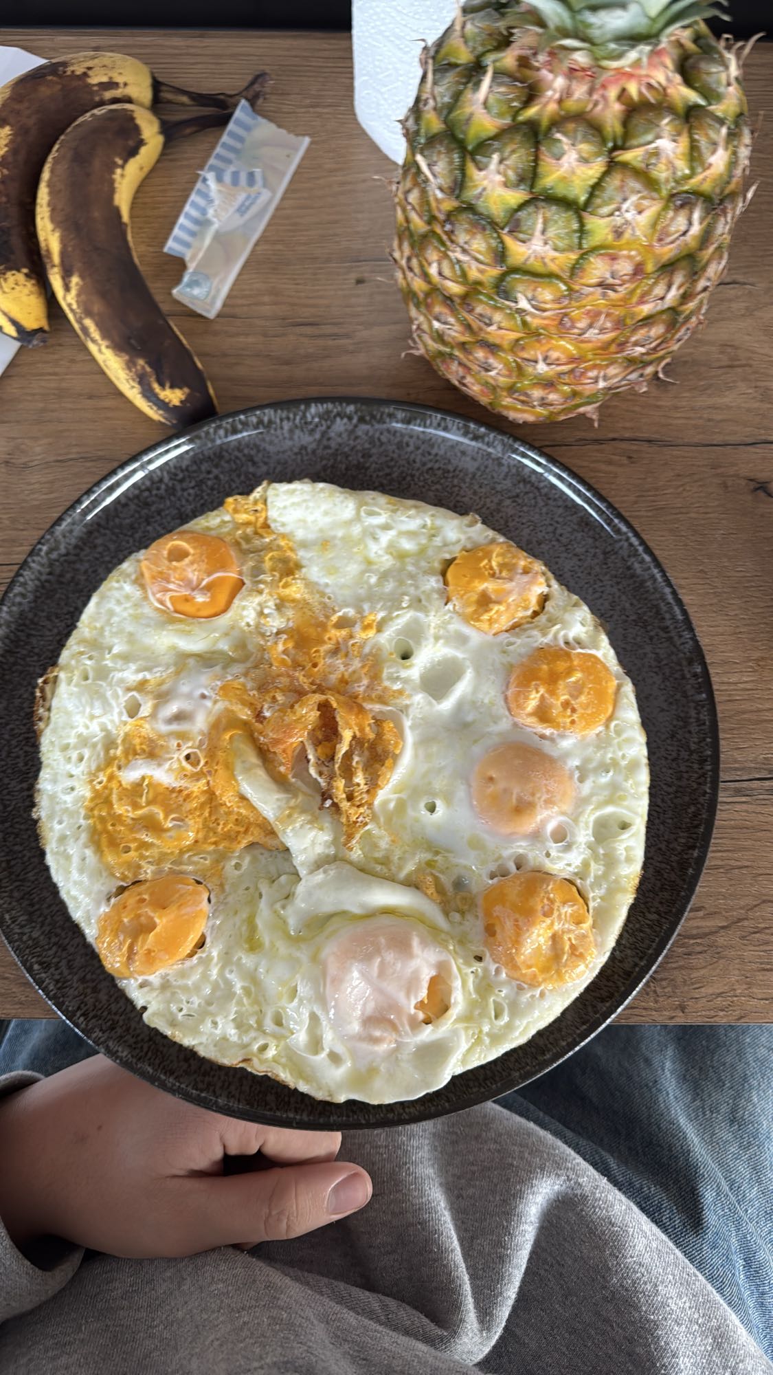 Gebakken eieren en fruit