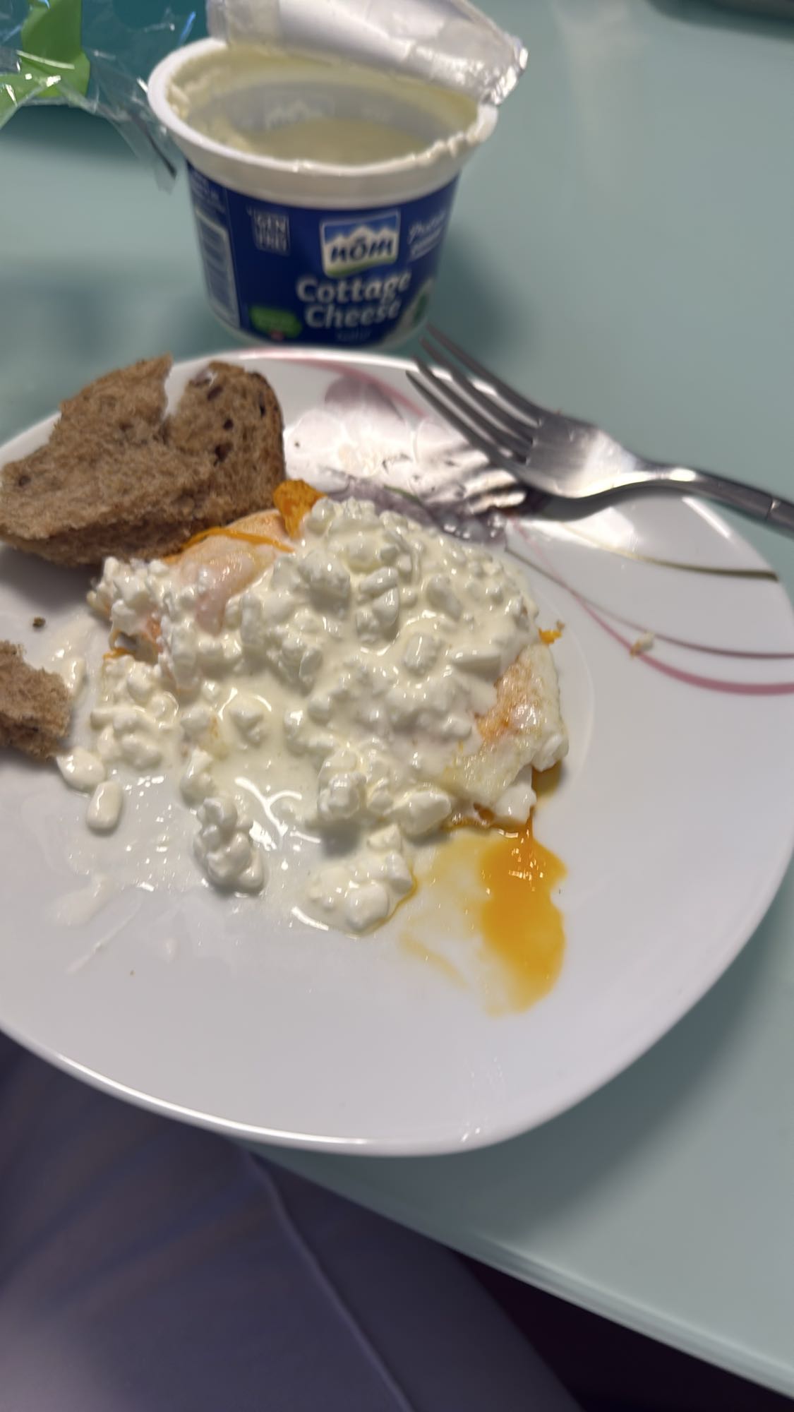 Spiegelei mit Hüttenkäse