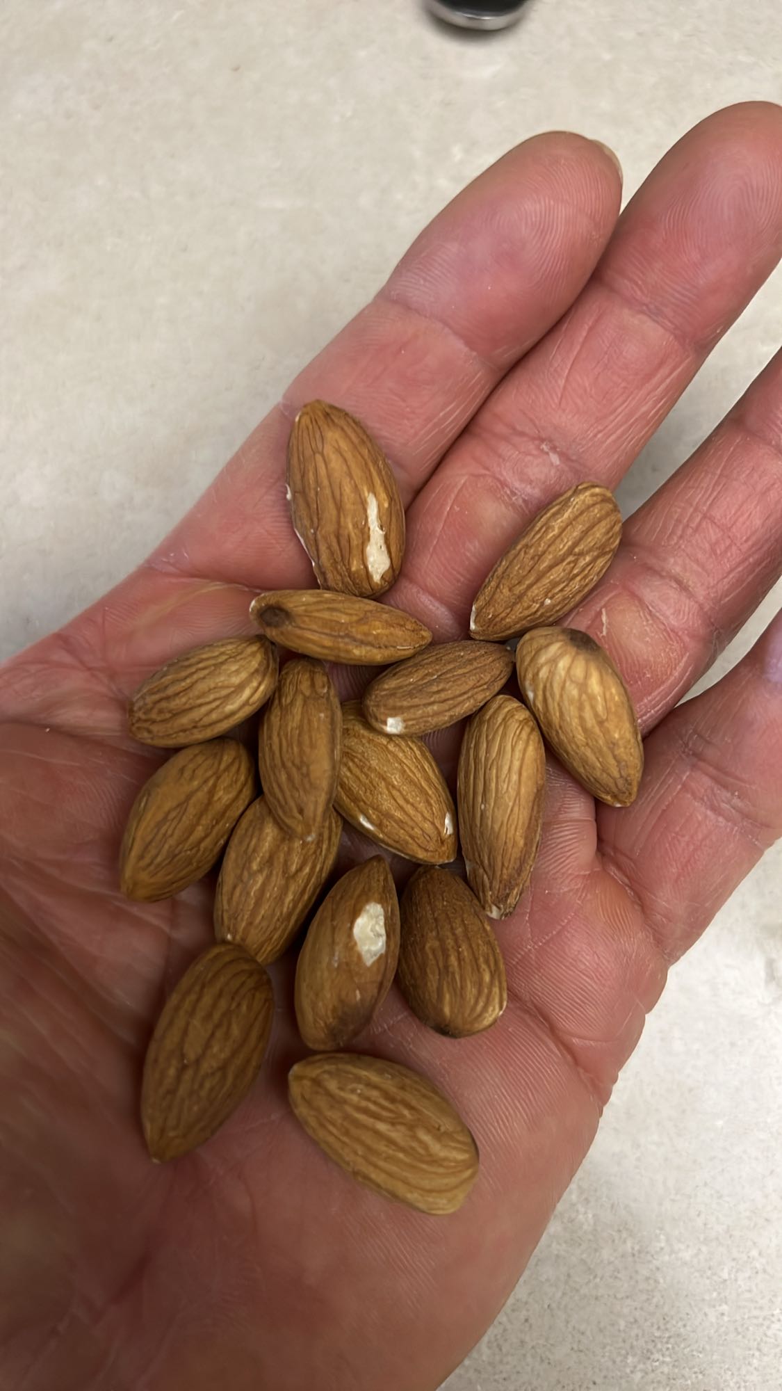 Badem atıştırmalığı