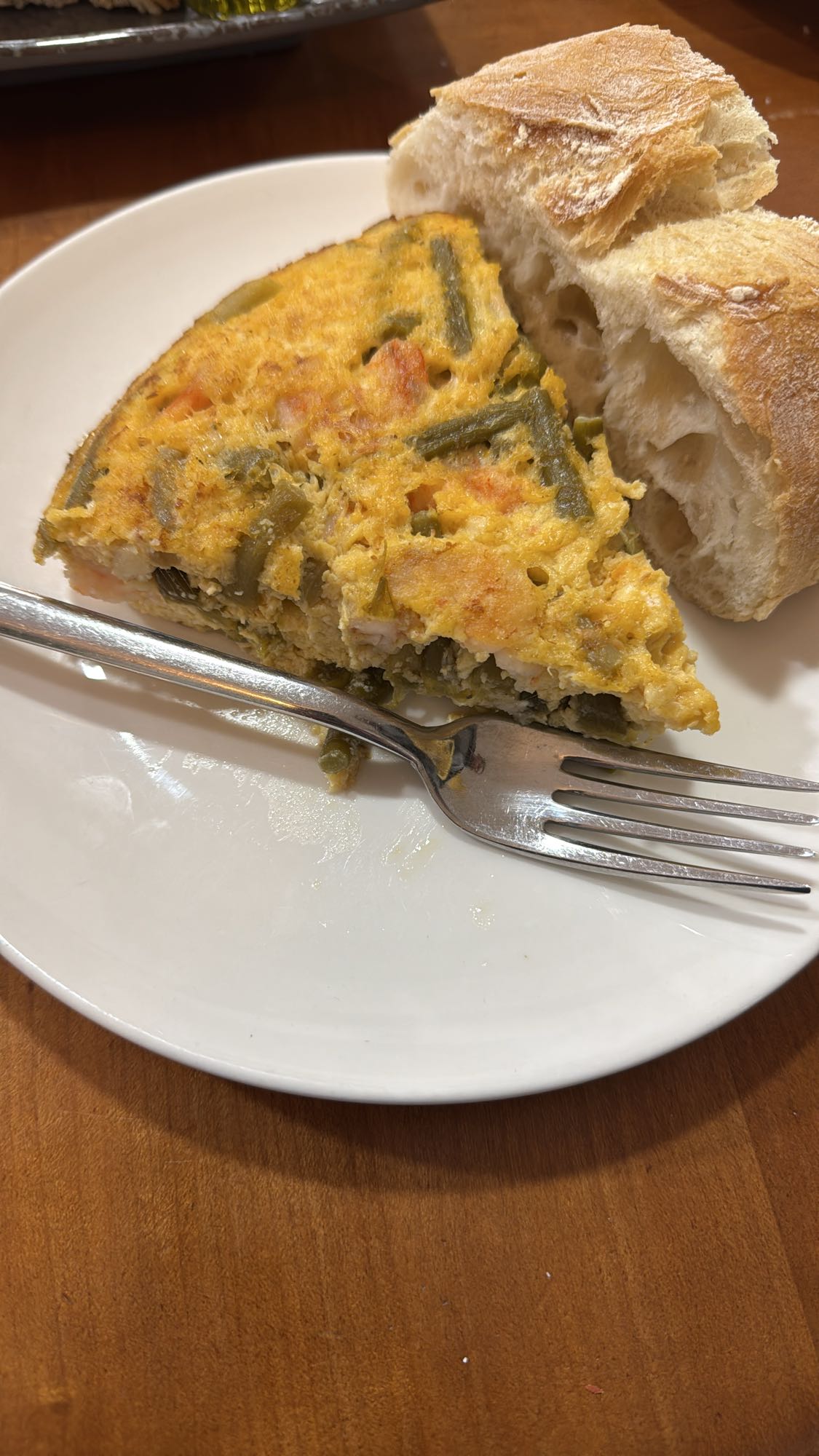 Tortilla de verduras y pan