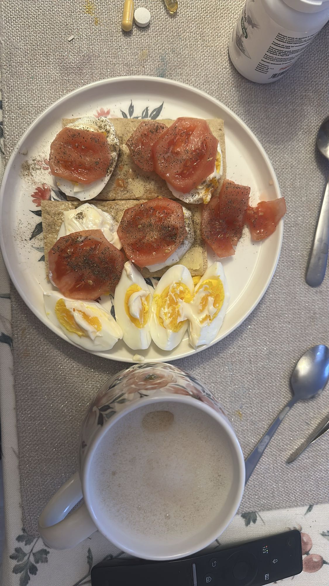 Jajka z pomidorem i kawą