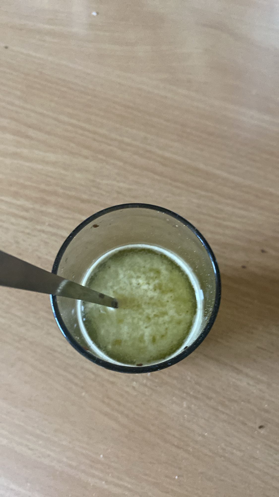 szklanka bulionu z masłem