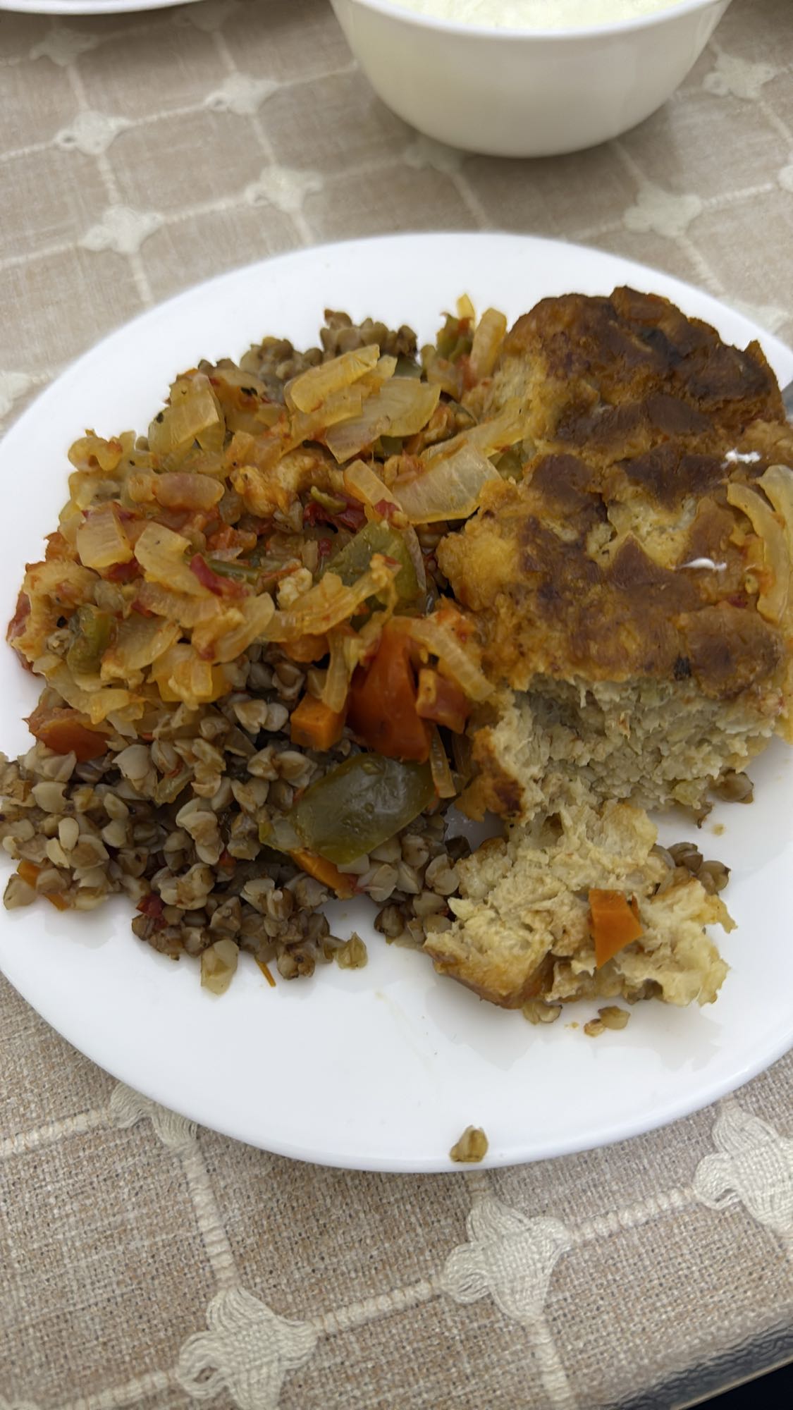 Гречка с котлетой и овощами