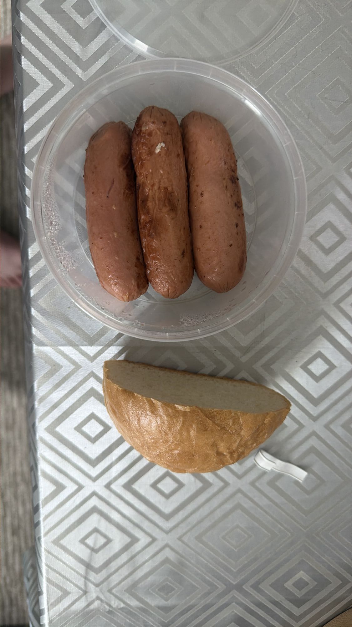 Сосиски с хлебом