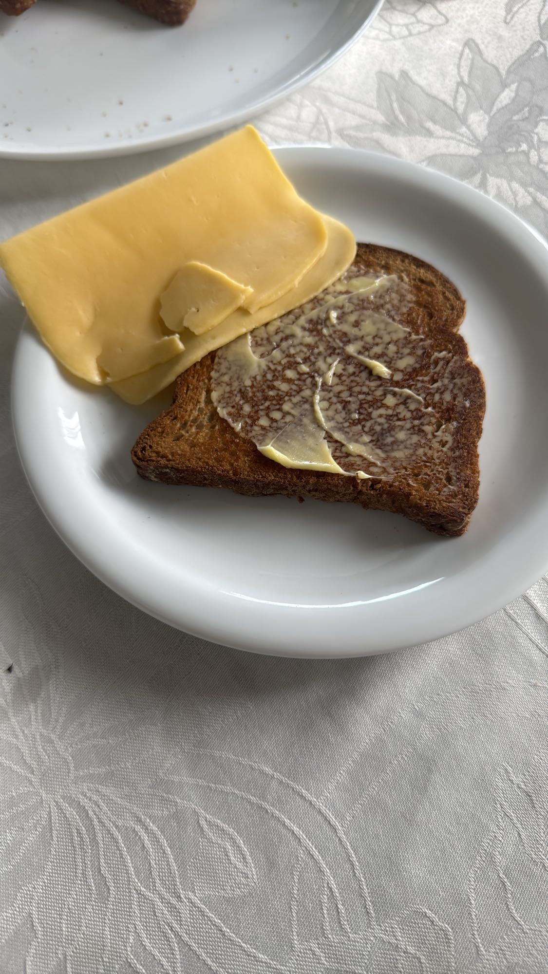 Torrada com queijo e manteiga