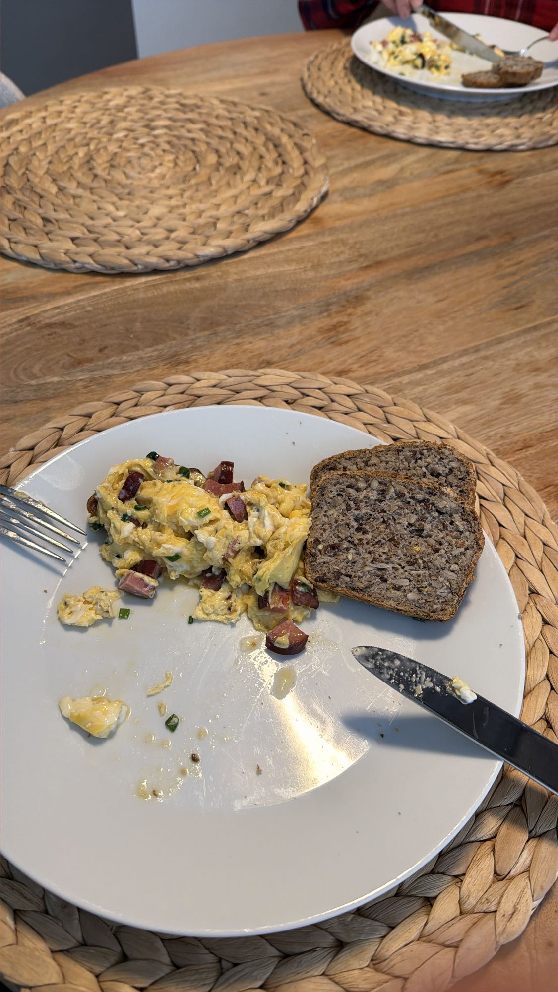 Jajecznica z kiełbasą i chlebem