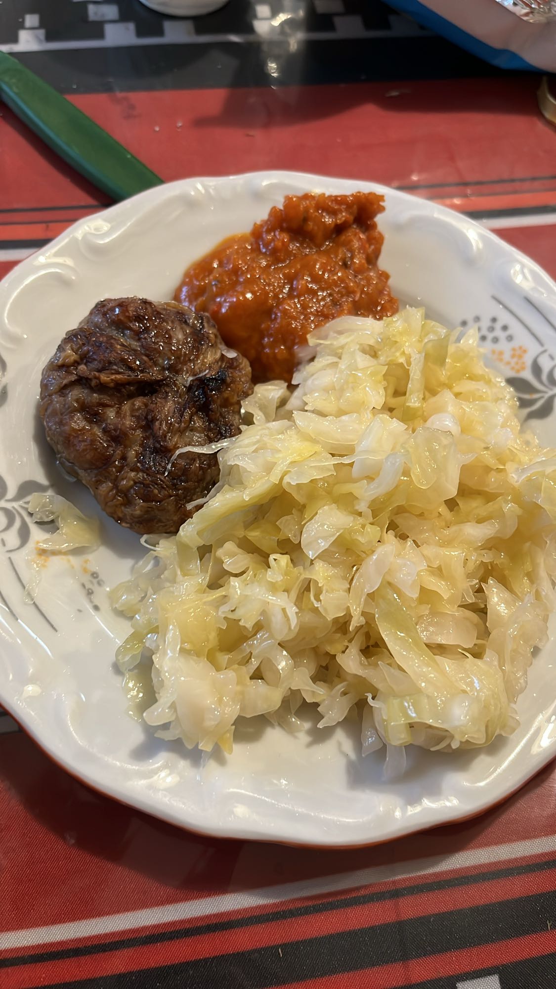 Кюфте със зеле и лютеница