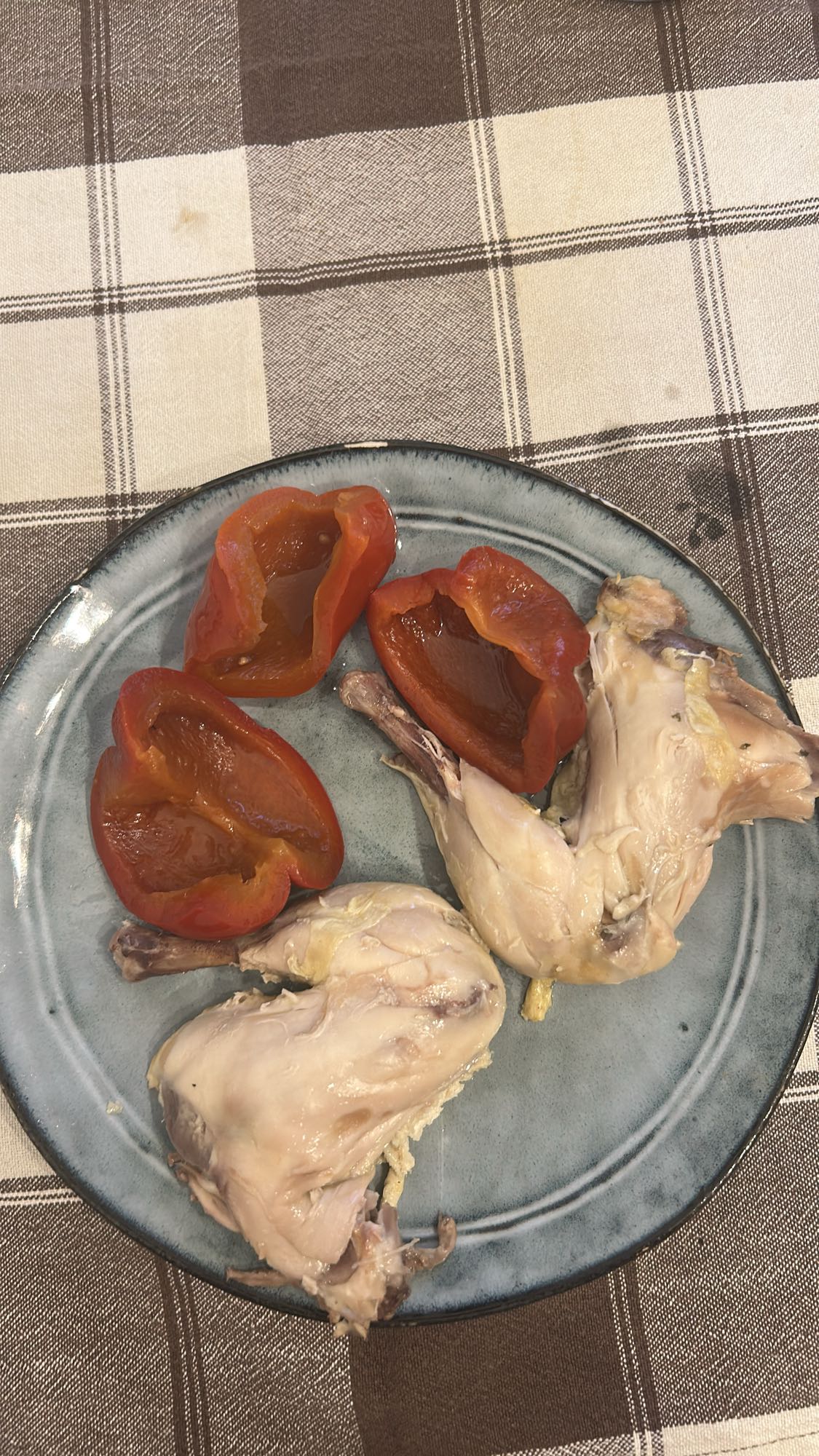 Pui fiert cu ardei roșu