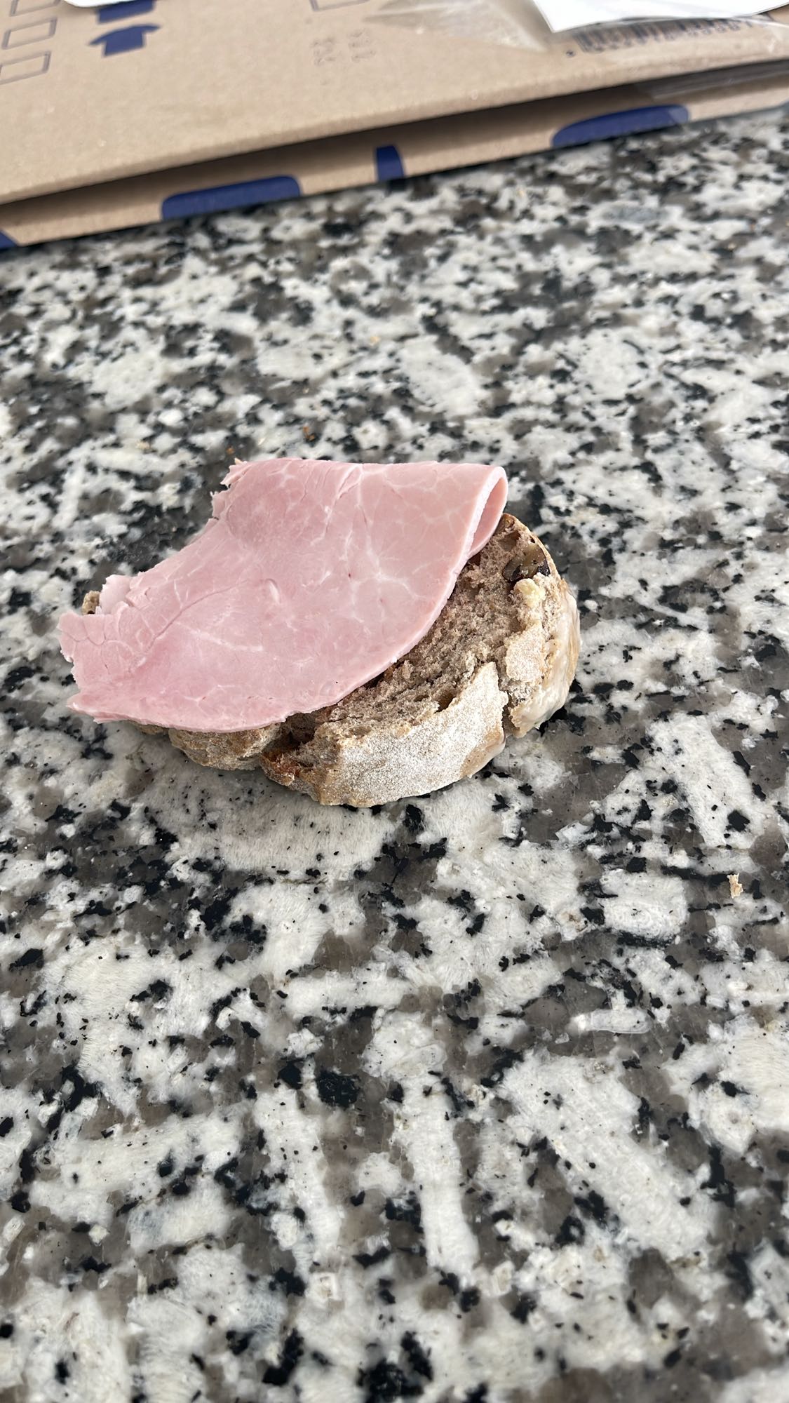 Pain complet au jambon