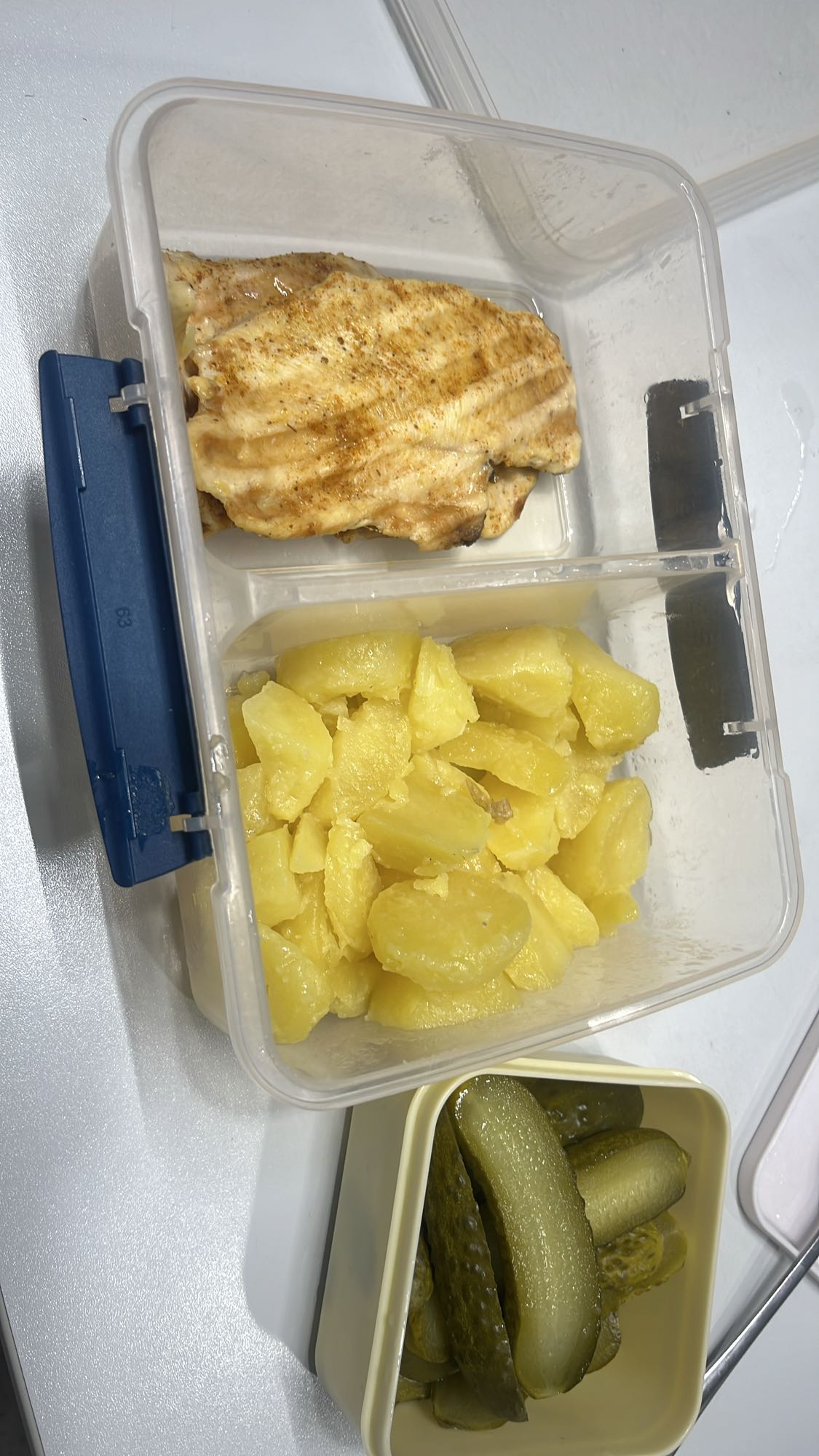 Pui cu cartofi și castraveți