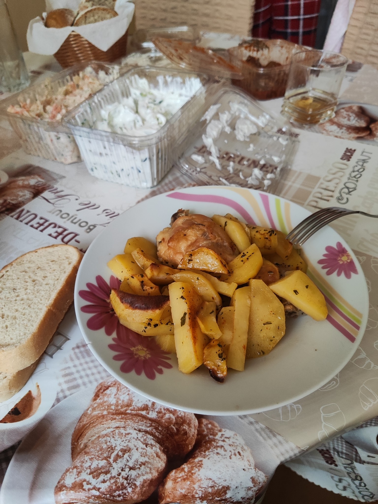 Chicken with potatoes and bread