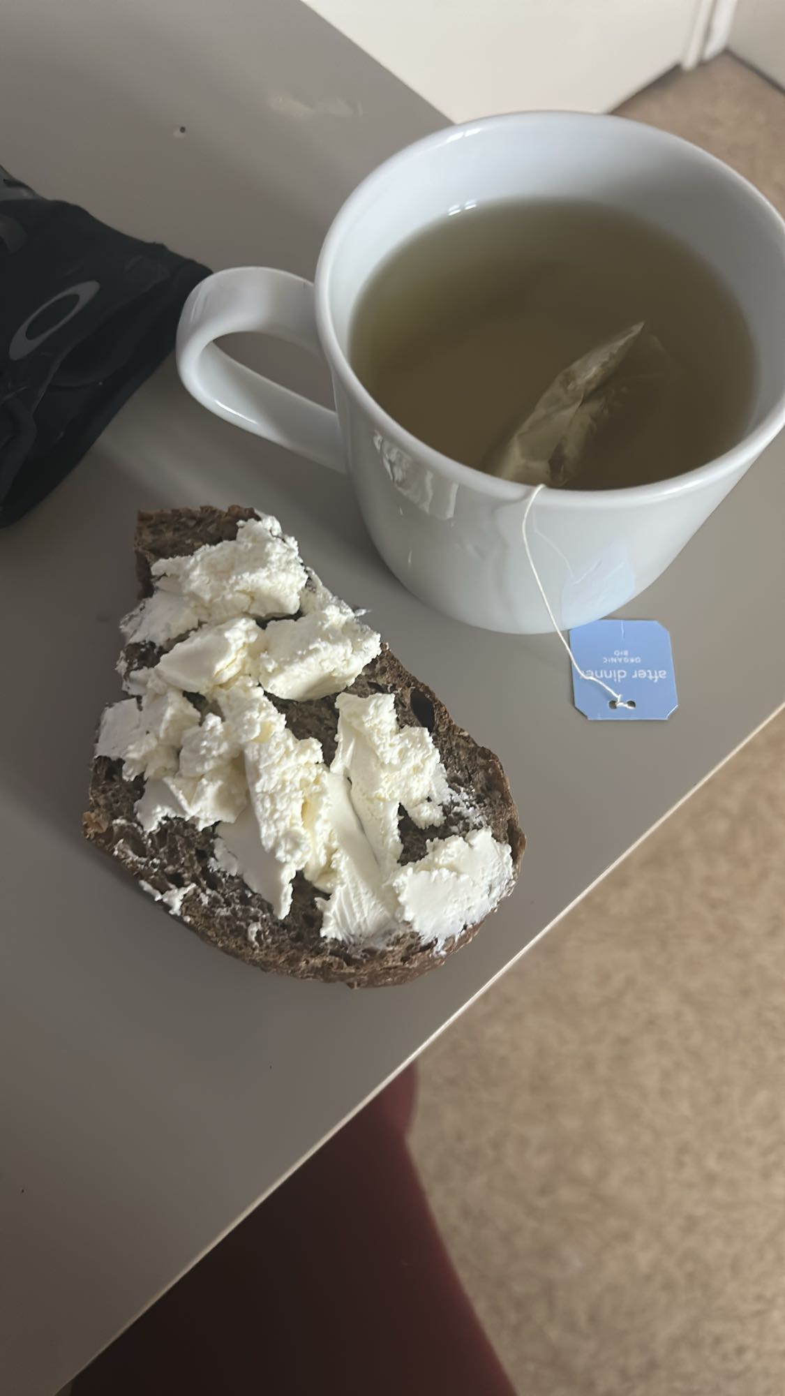 Pain au fromage et thé