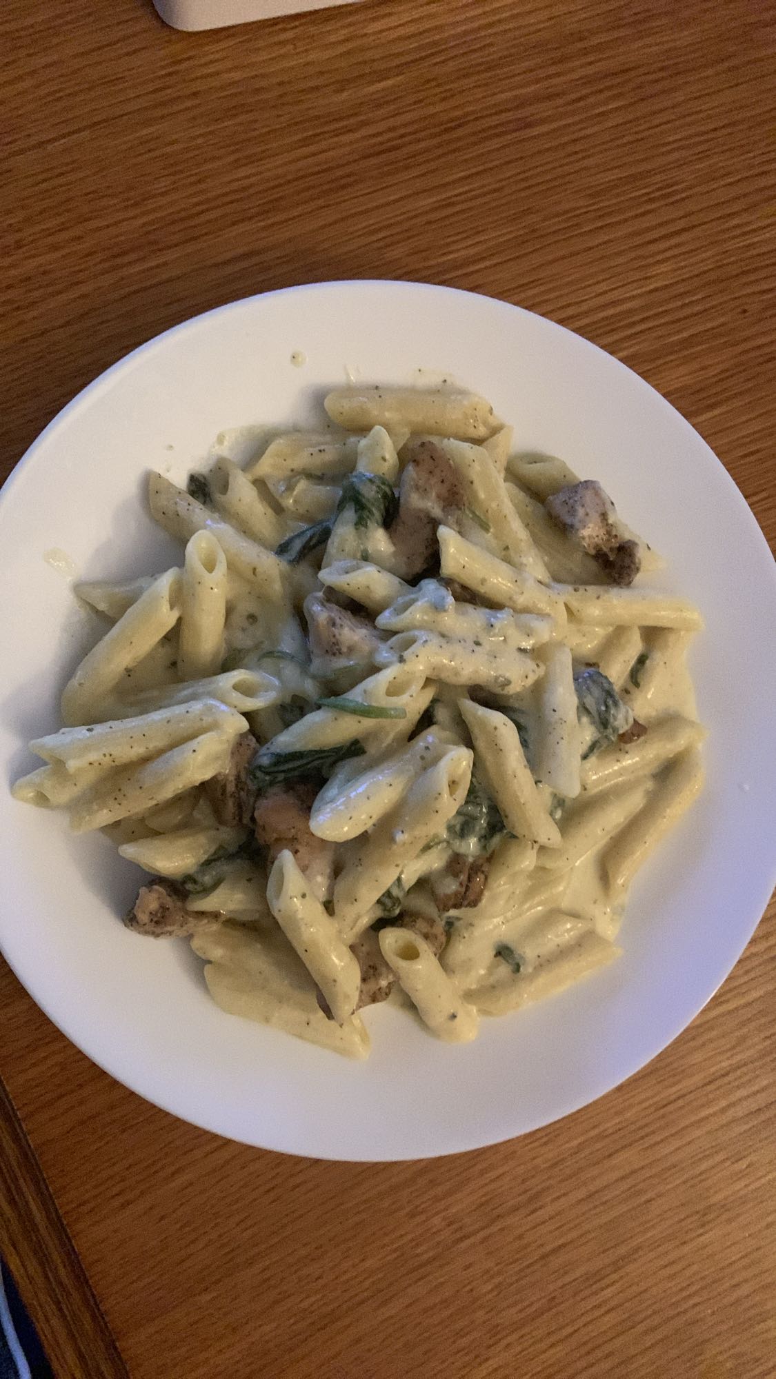 Makaron z kurczakiem i sosem