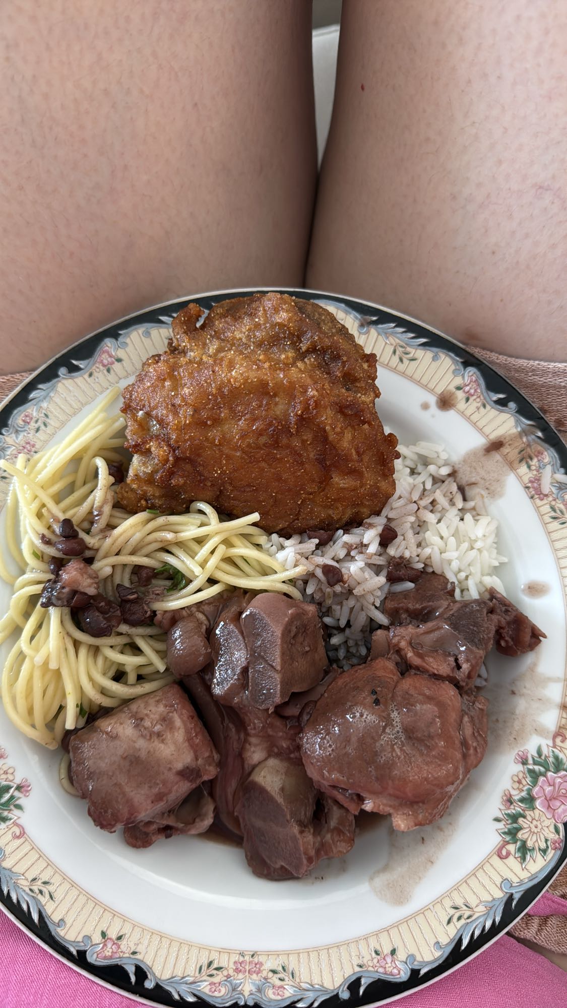 Frango frito, arroz, macarrão e fígado
