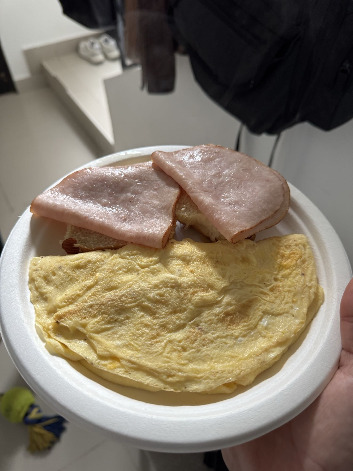 Omelette con jamón y pan