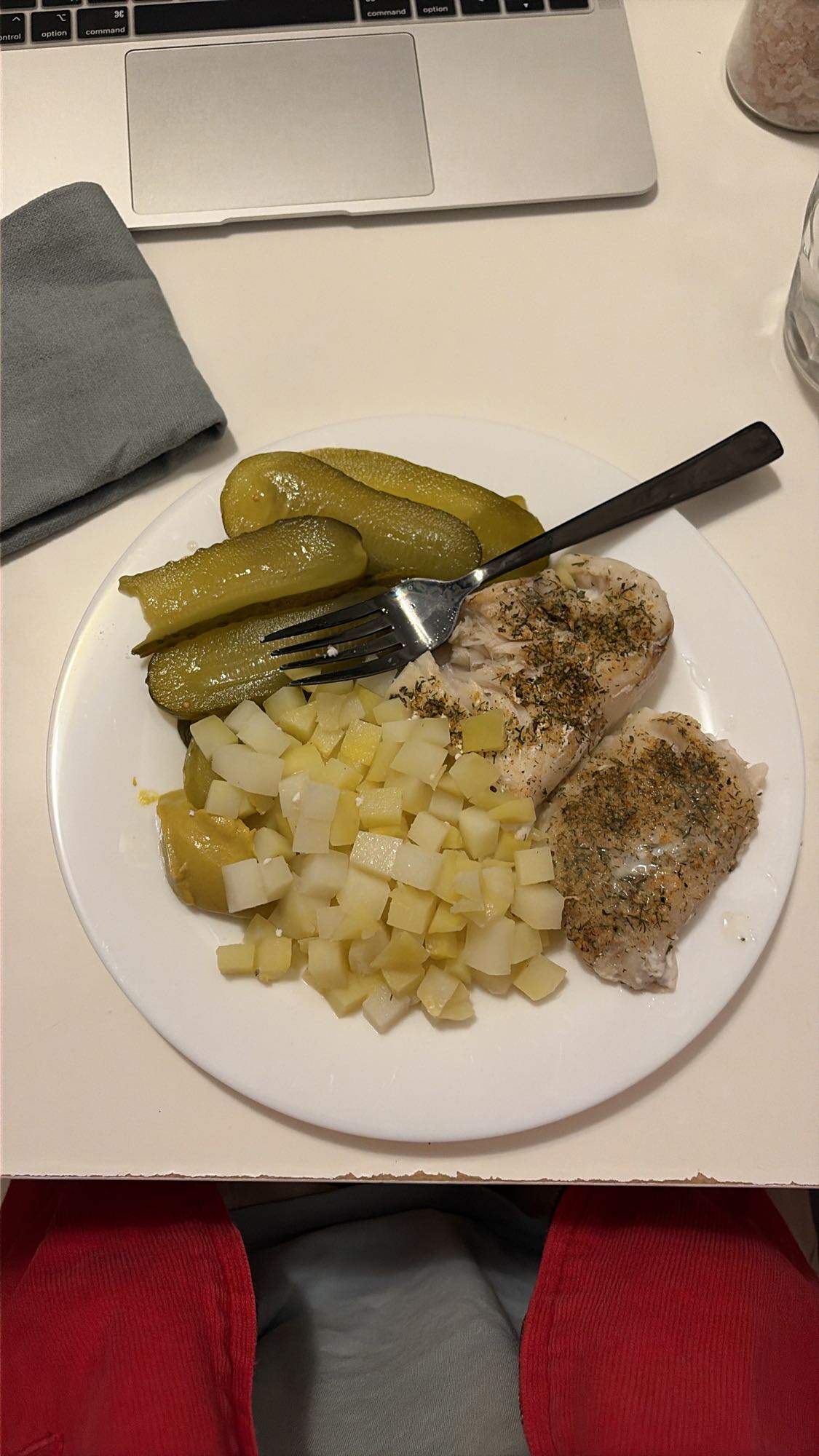 Курица с картофелем и огурцами