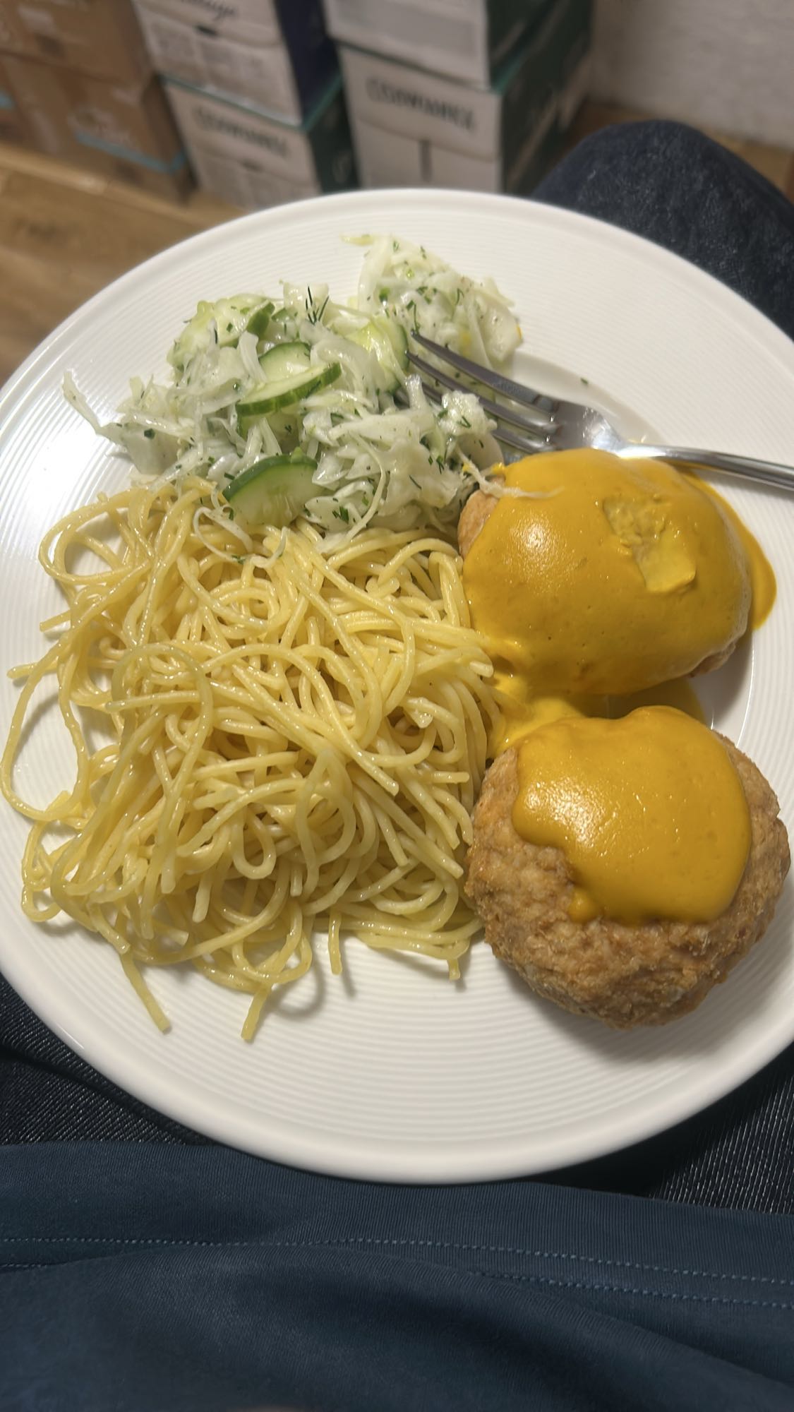 Котлеты с макаронами и салатом