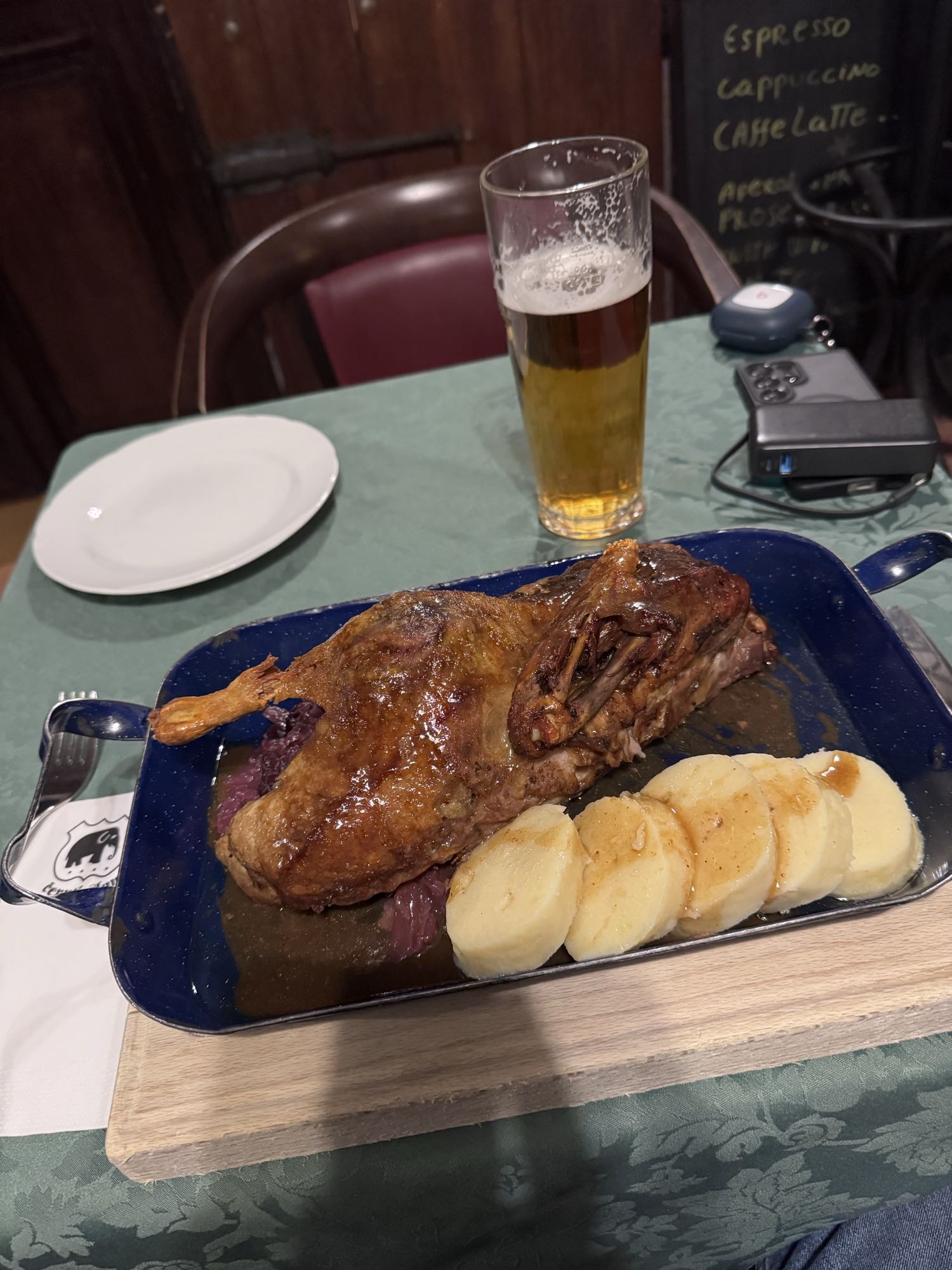 pečená kachna s knedlíkem a pivem