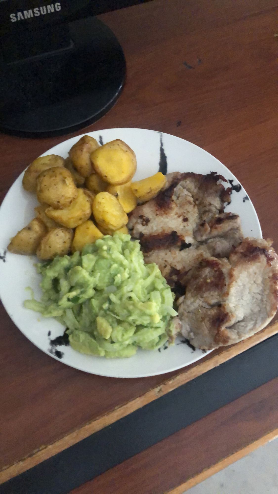 Cerdo con papas y aguacate