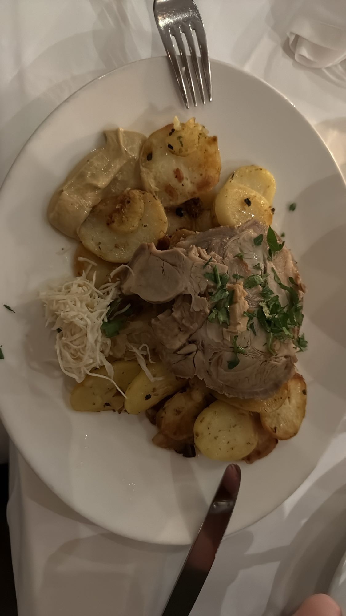 Friptură cu cartofi și sos