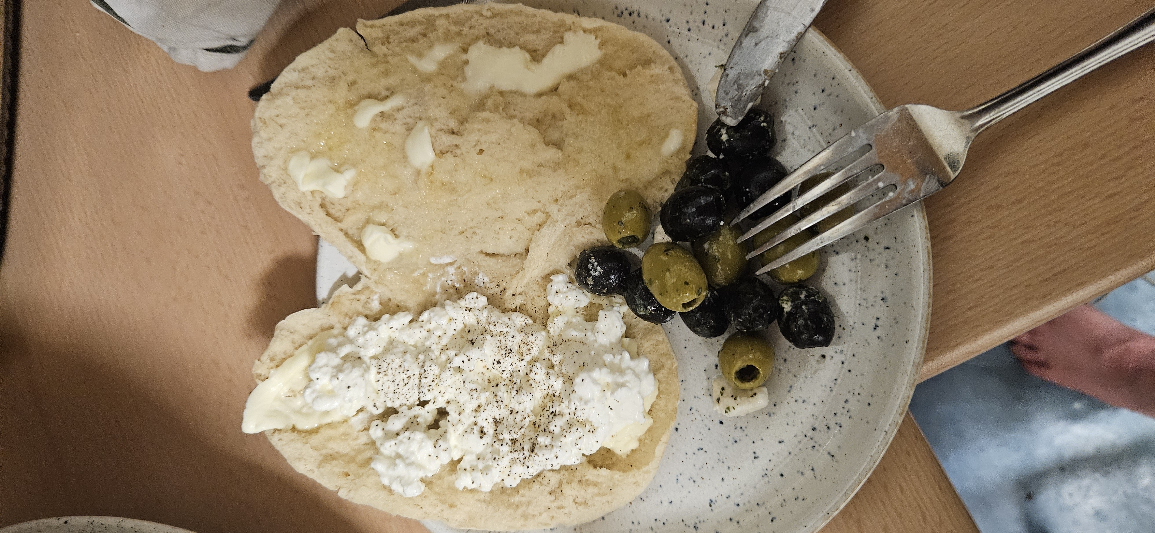 Bread with cottage cheese and olives