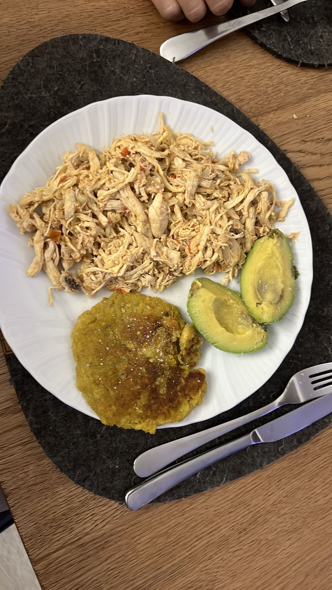 Pollo desmechado con patacón y aguacate