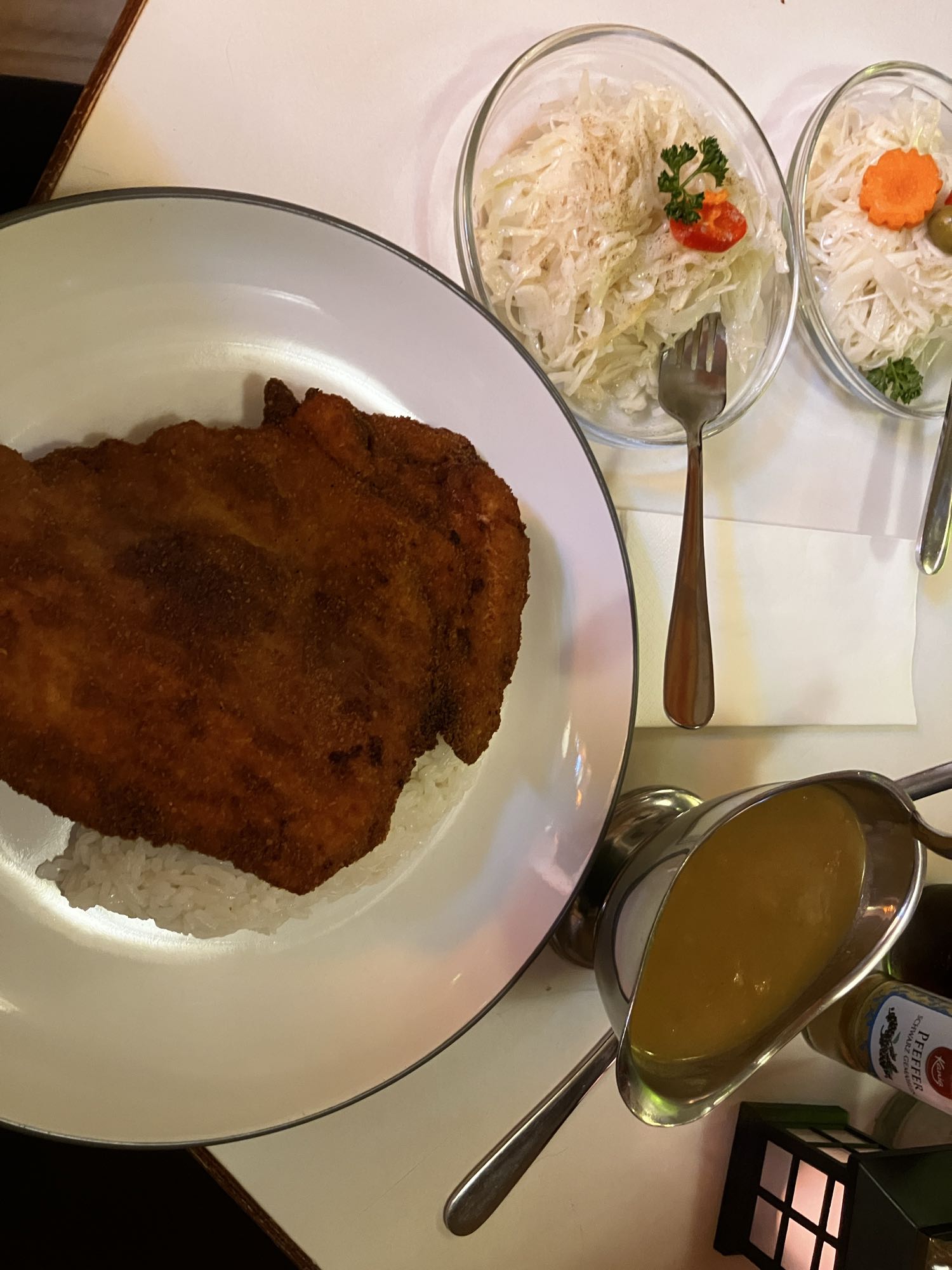 Frango empanado com arroz e salada