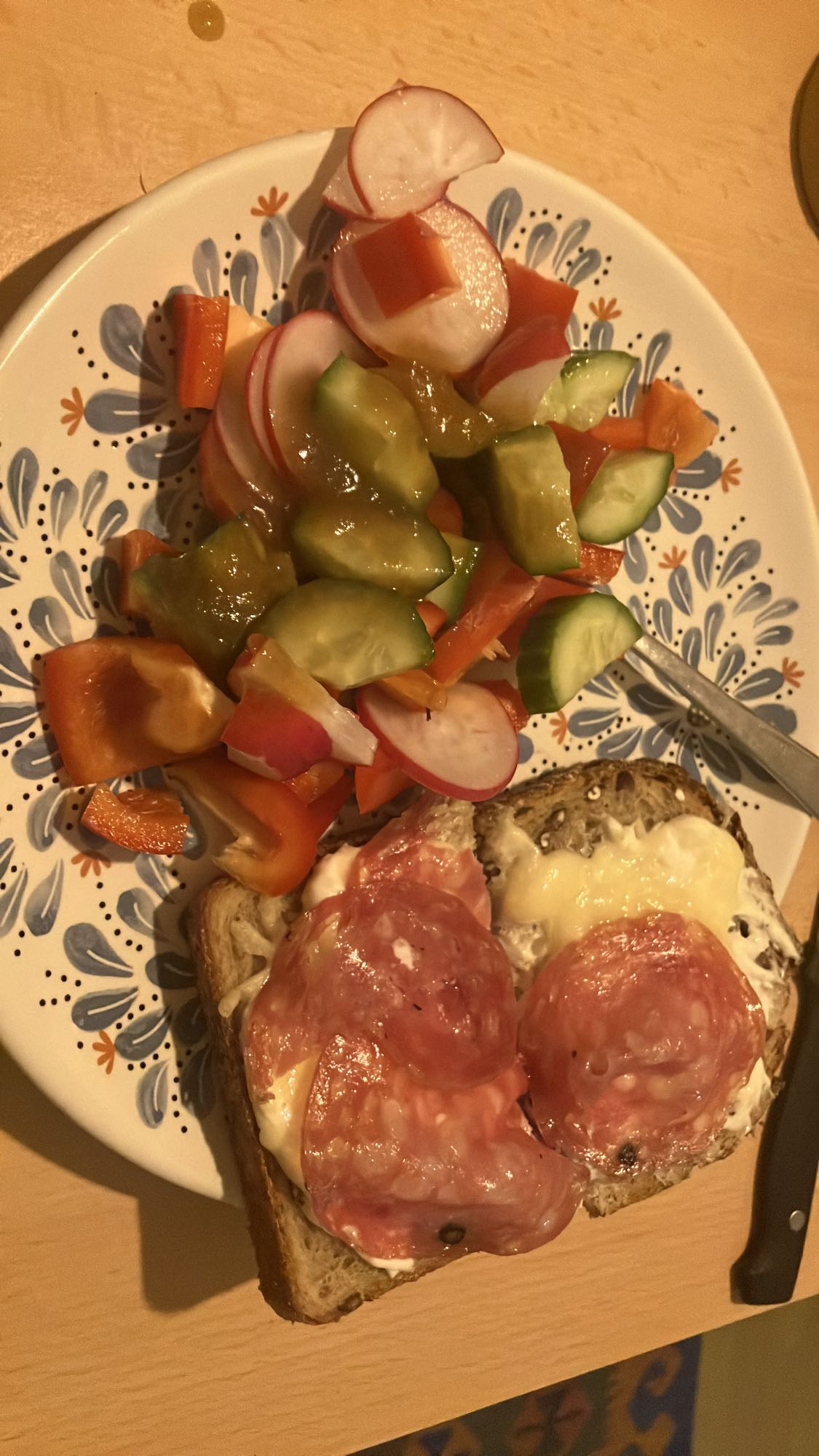 Pão com salame e salada