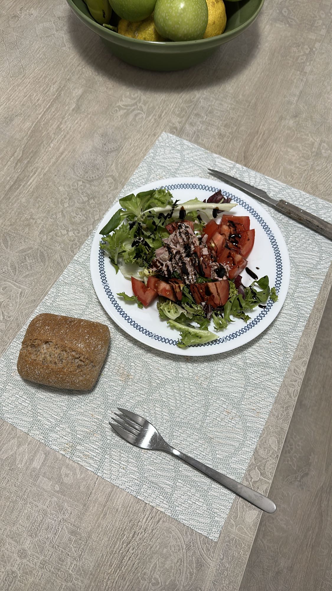 Ensalada con atún y pan