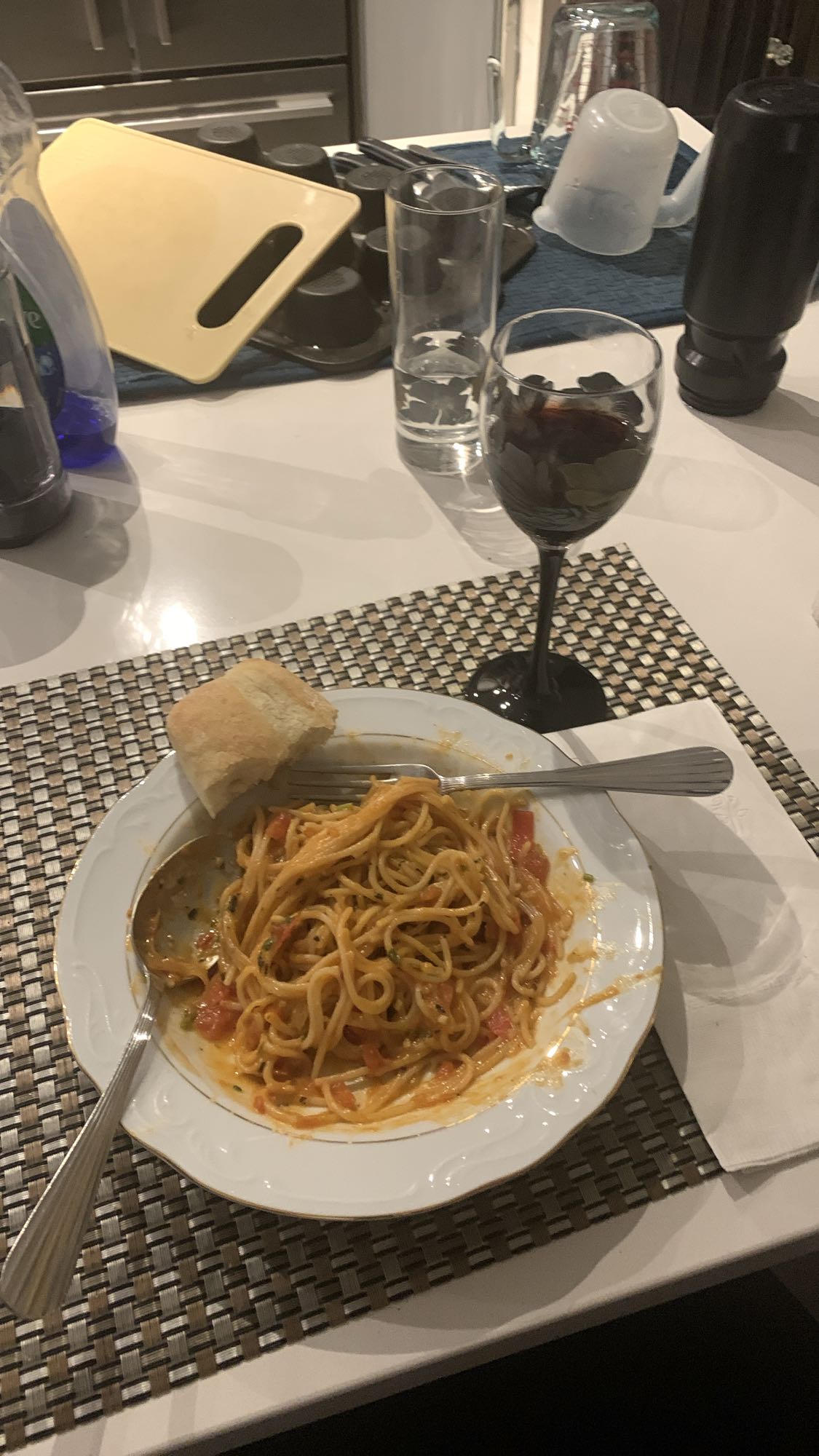 Pâtes à la sauce tomate et pain