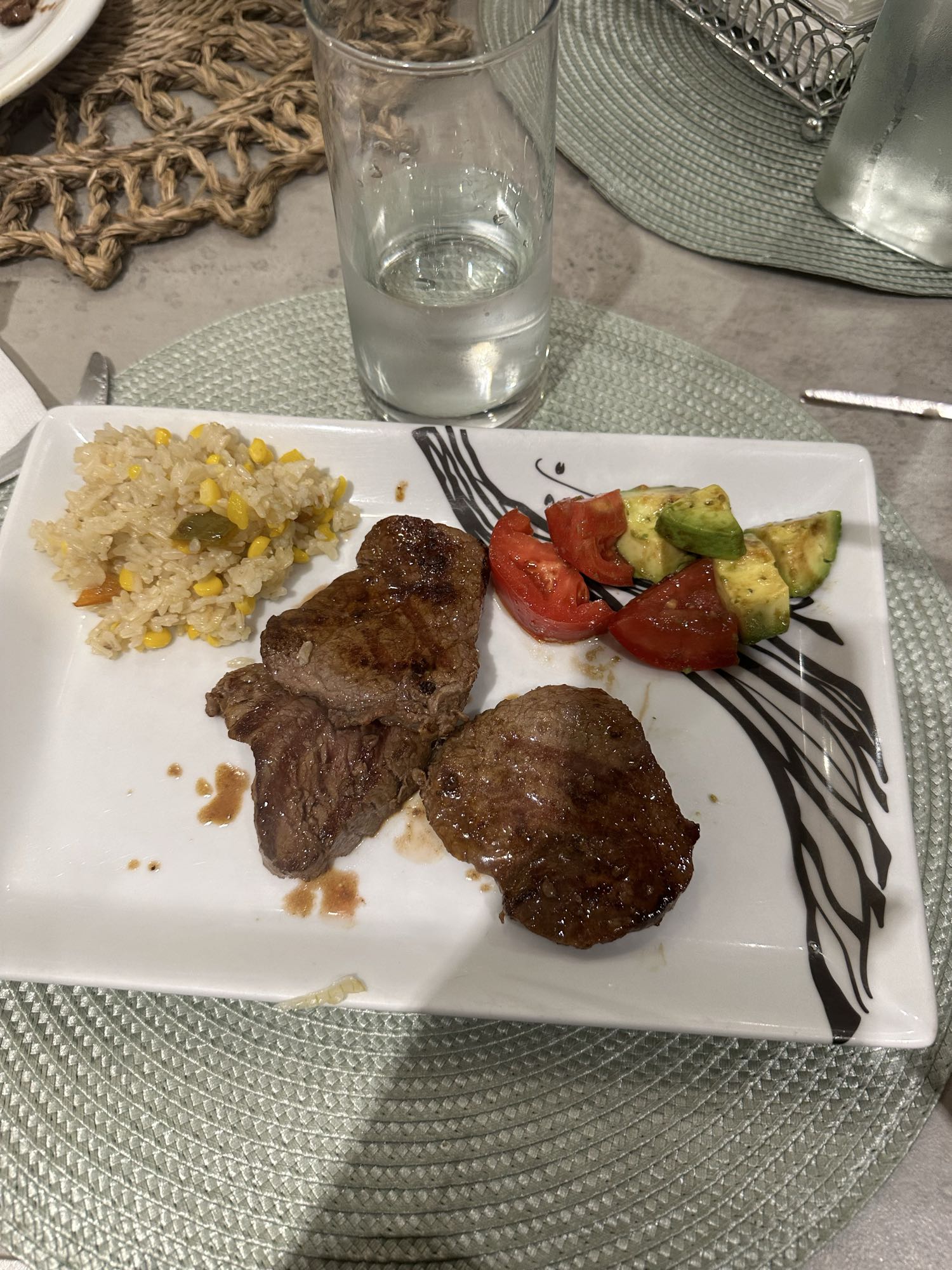 Carne con arroz integral y ensalada
