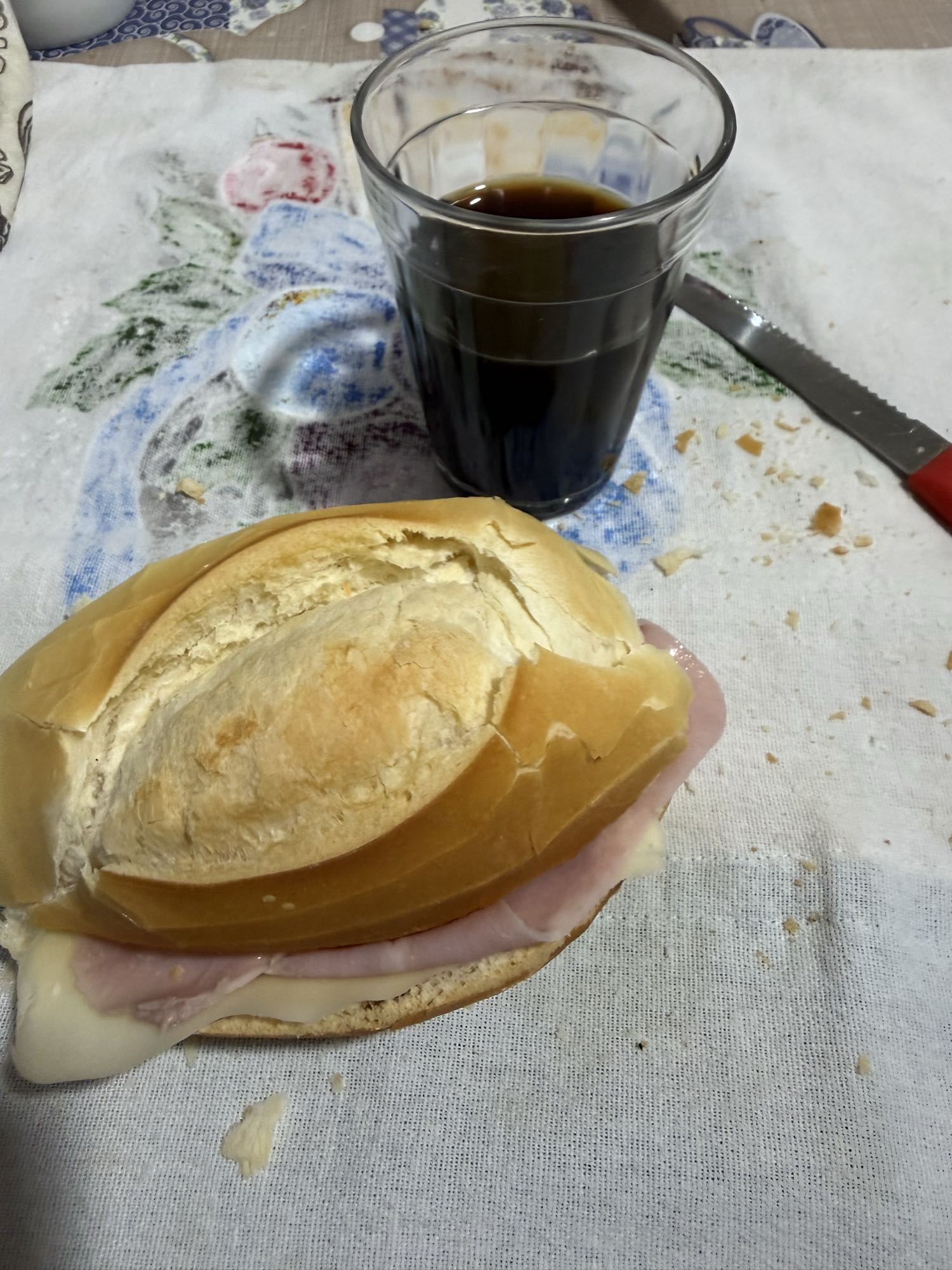 Pão com presunto e queijo e café