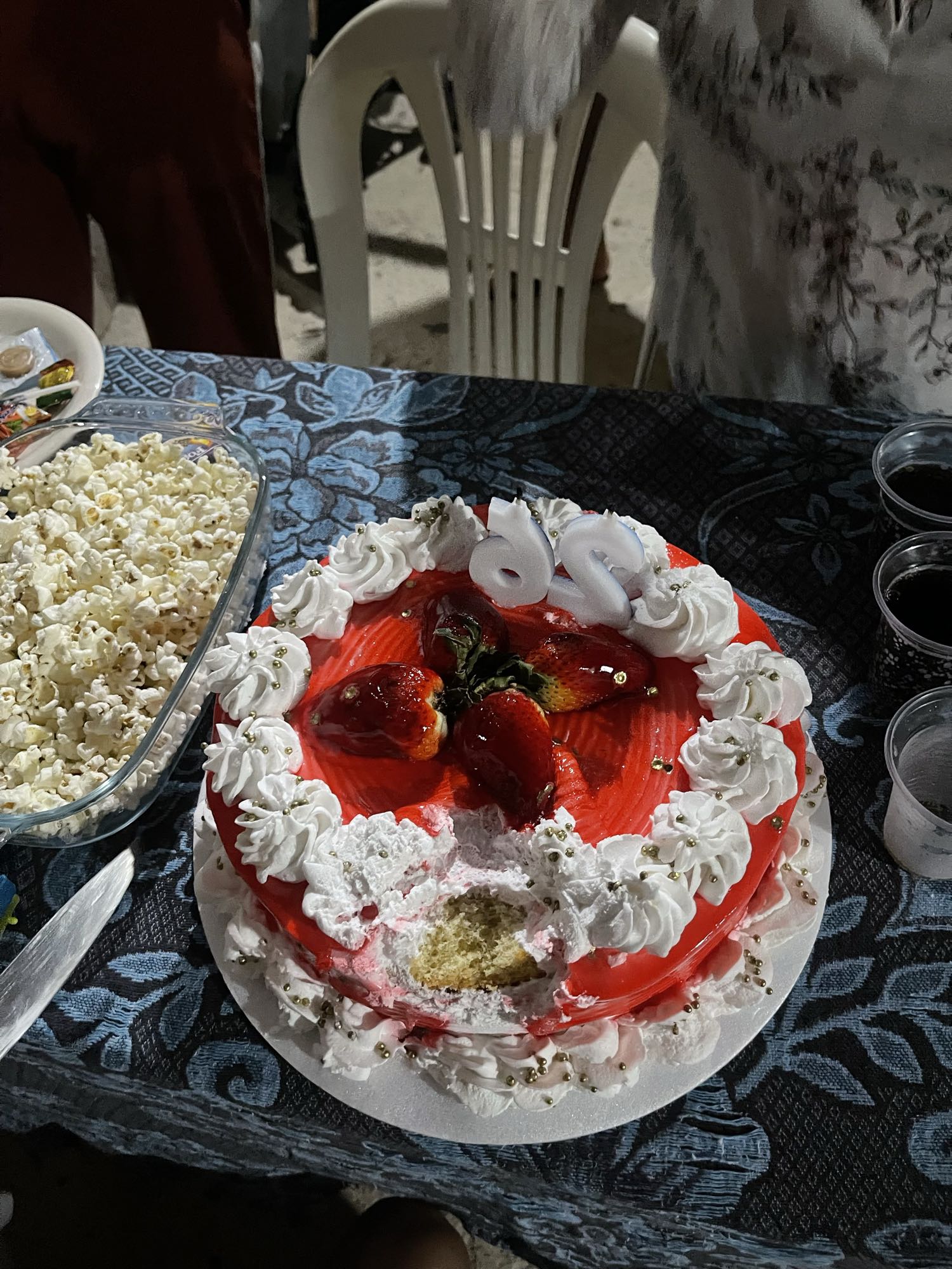 Pastel de fresa y palomitas