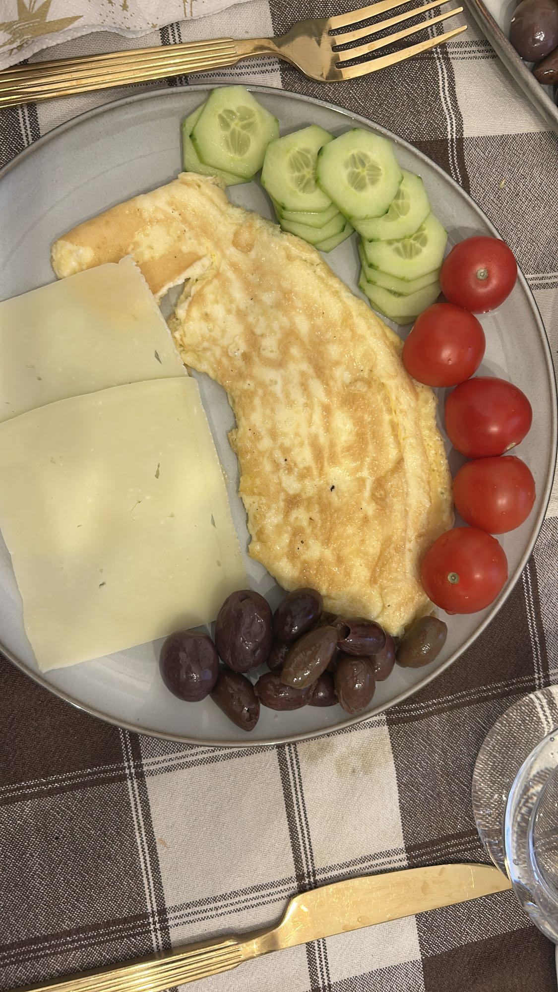 Mic dejun cu omletă și legume