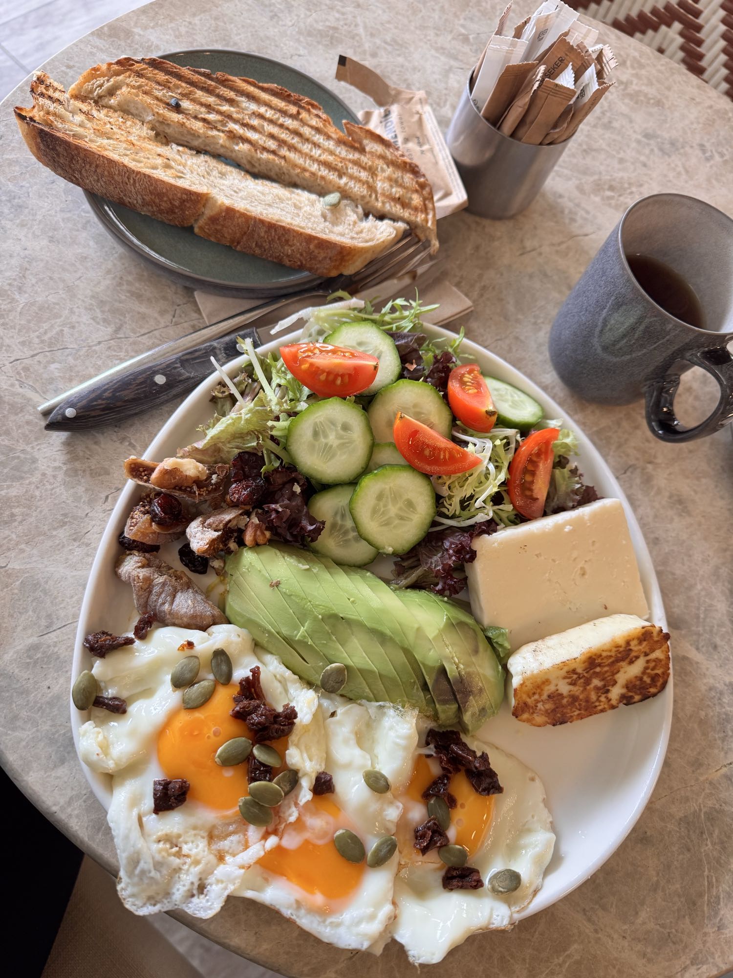 Завтрак с яйцами и авокадо