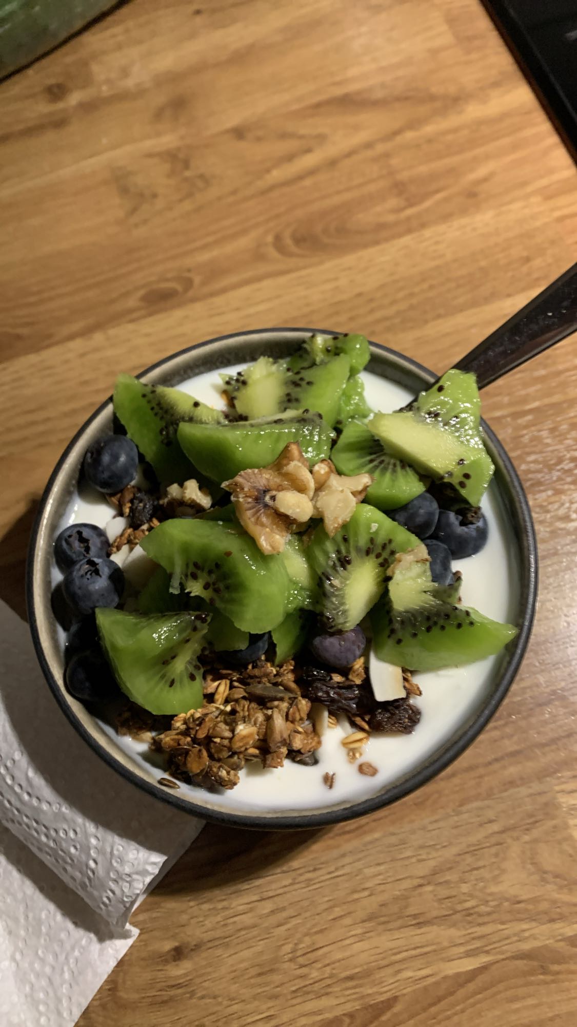 Yoghurt med frukt & müsli