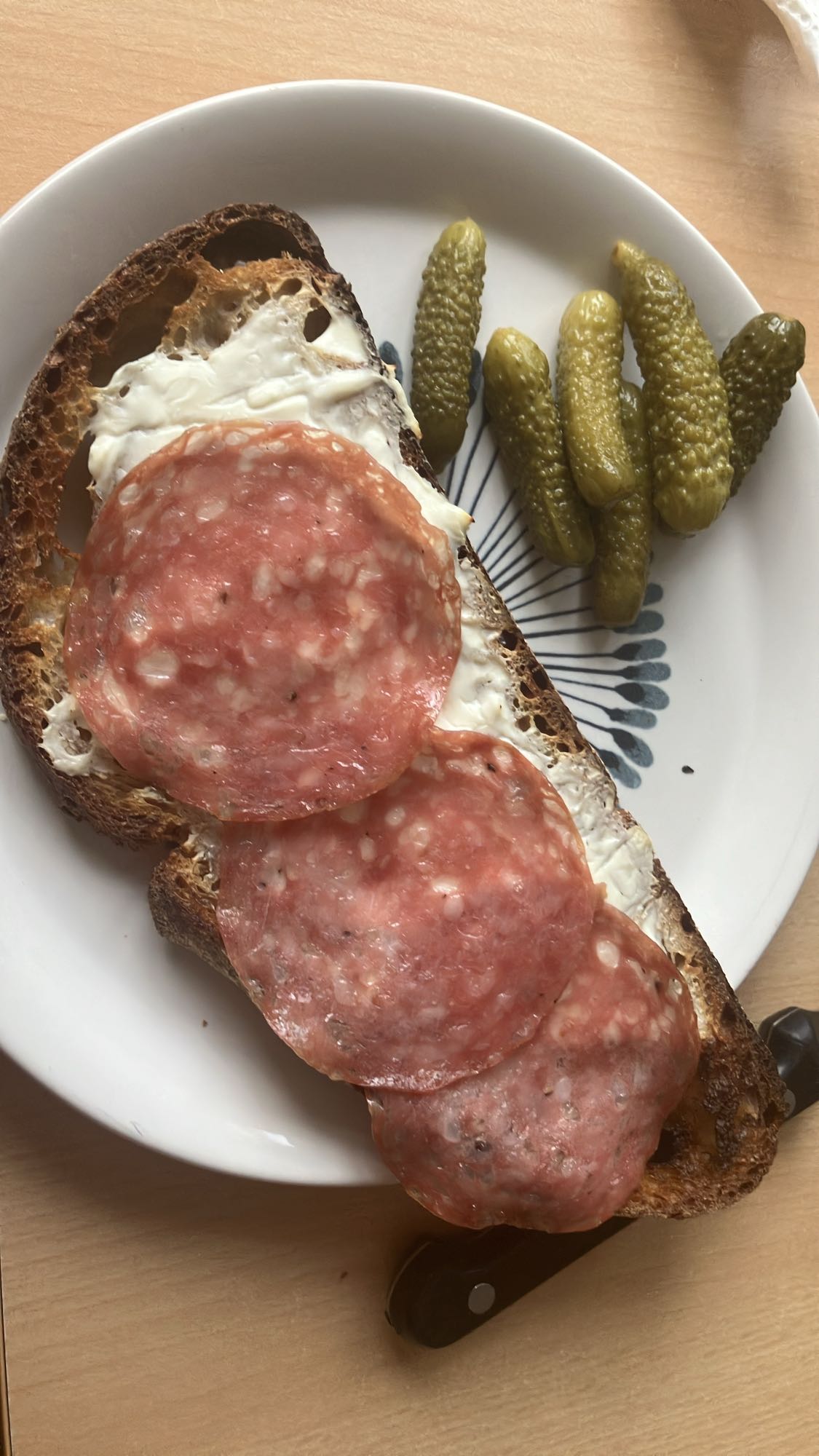 Torrada com salame e picles