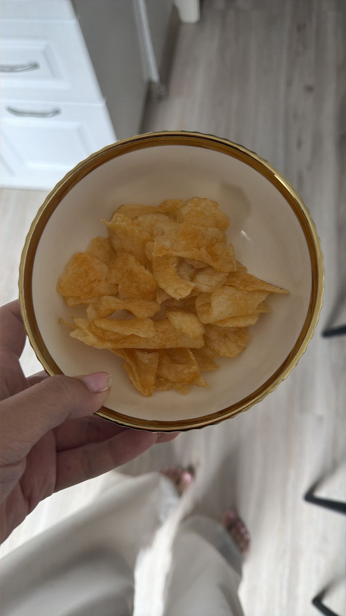 чипсы в миске