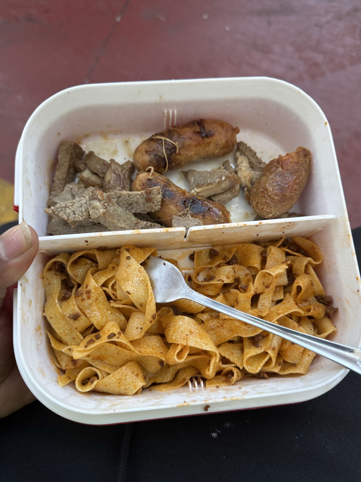 Pasta con carne y salchicha