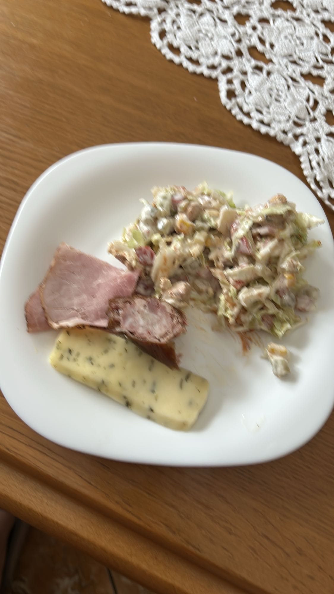 sałatka z wędliną i serem