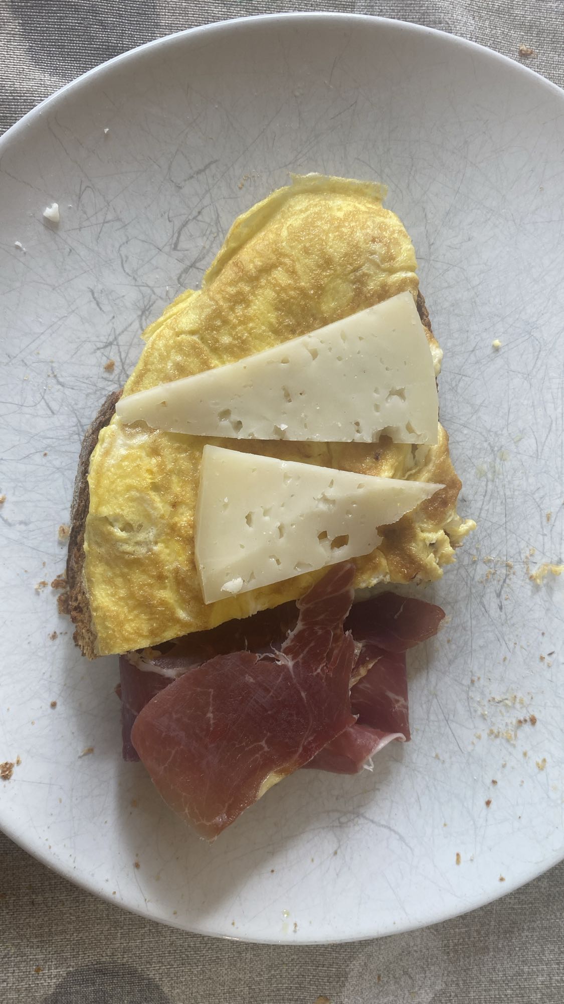 Tostada con tortilla, jamón y queso