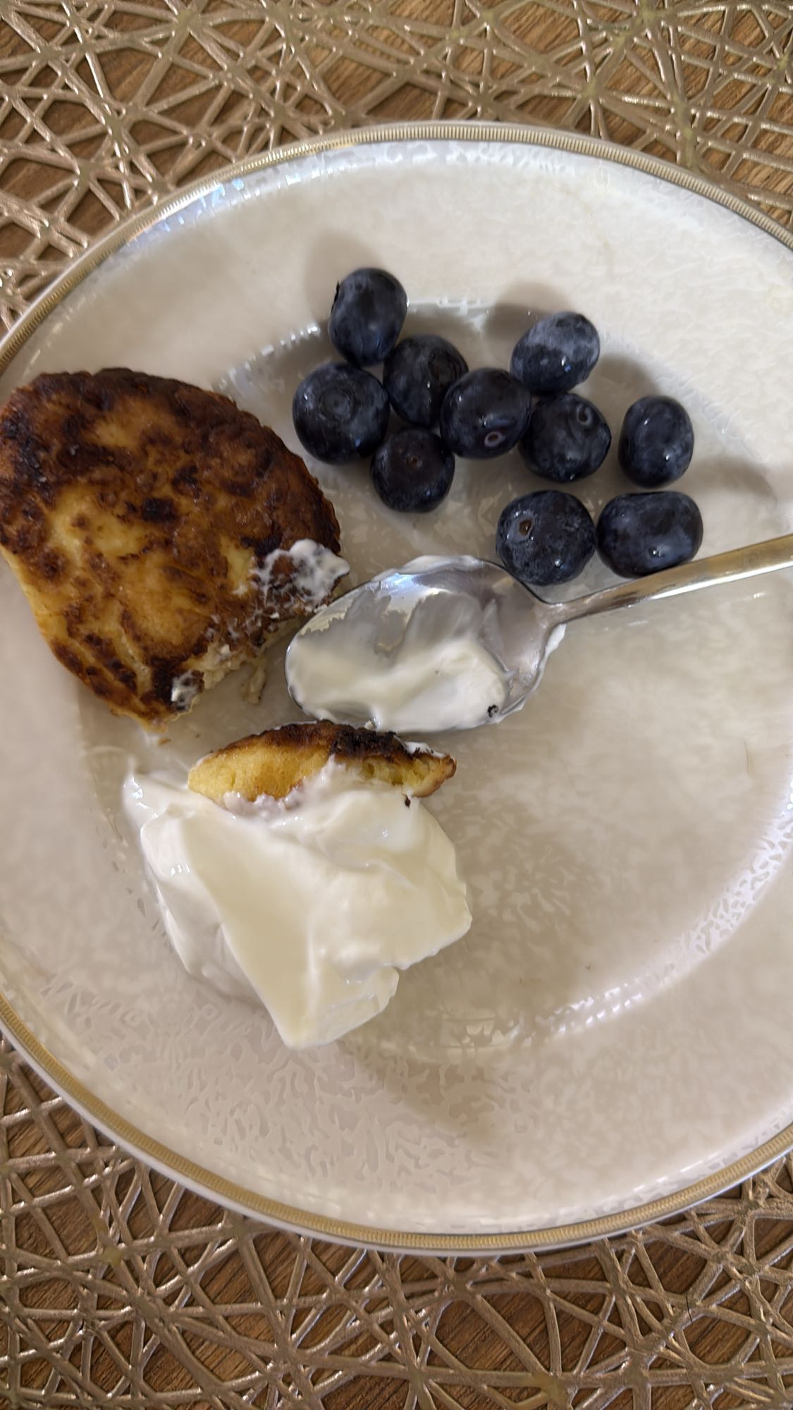 Сырник с ягодами