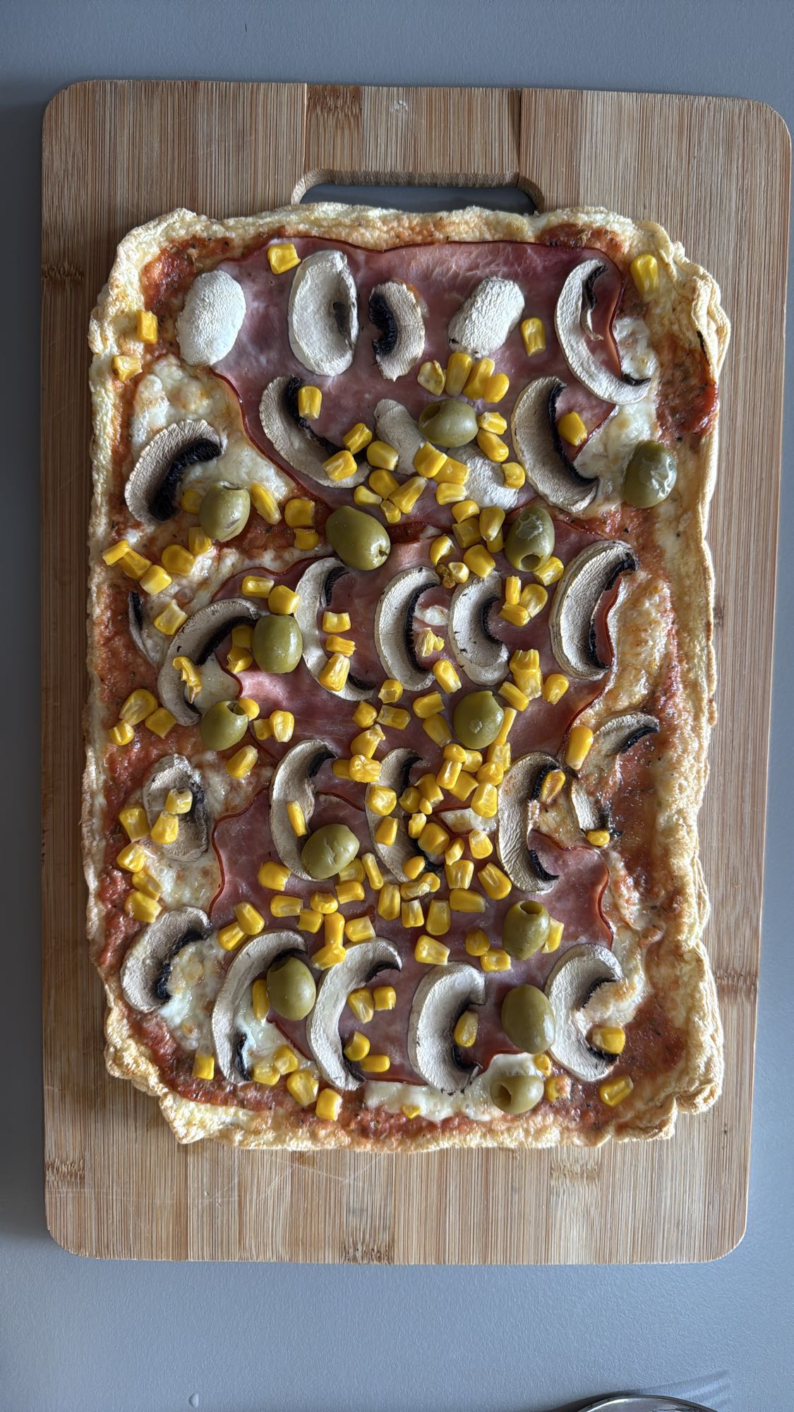 Pizza cu șuncă și legume