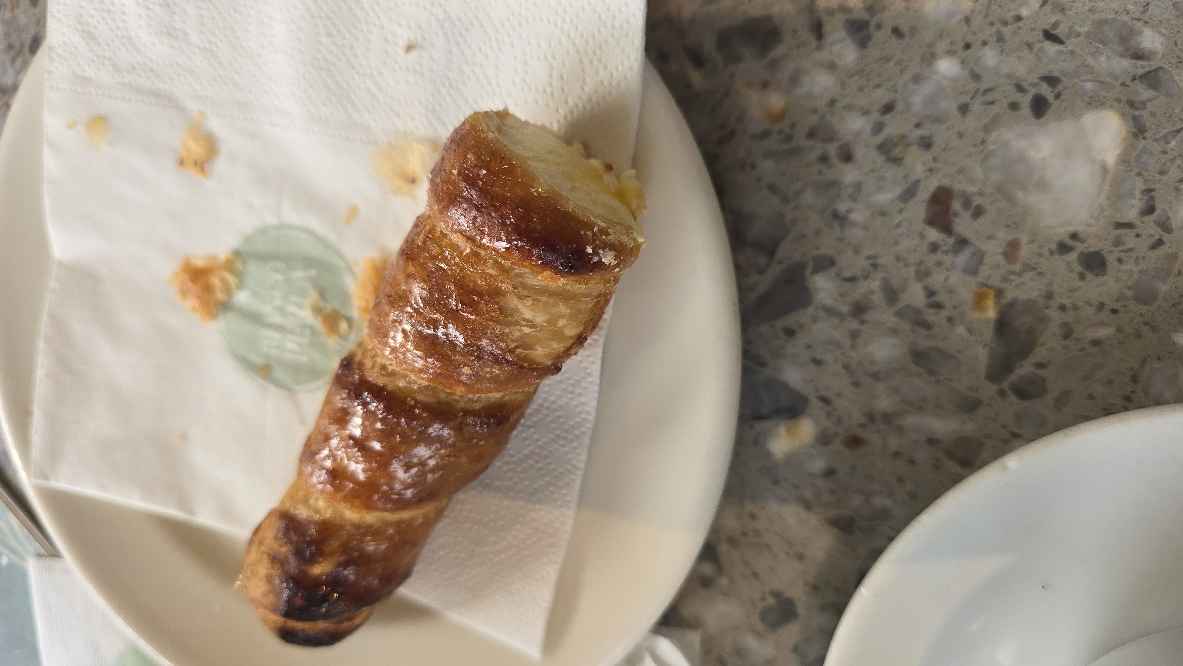 Cream-filled pastry roll