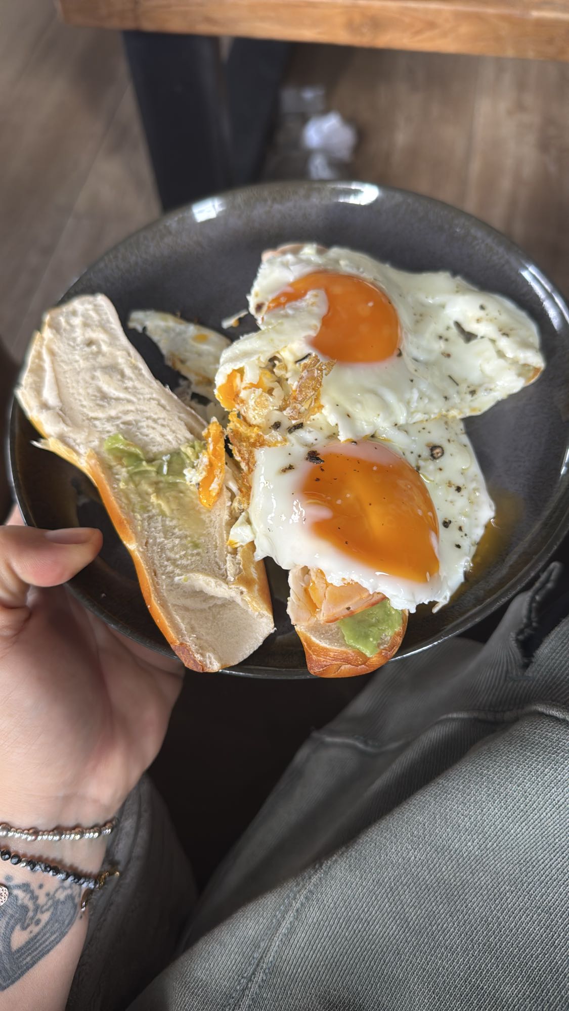 Kleine Laugenstange mit Hähnchenbrust, Avocado und Spiegeleiern