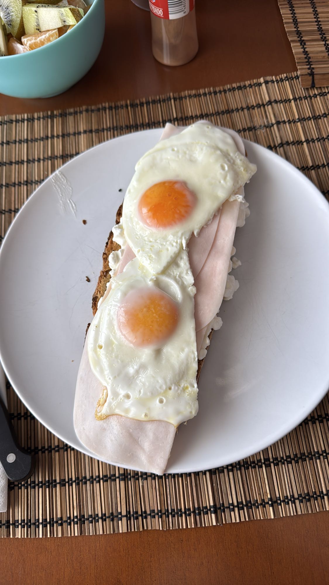 Tostada con huevo y pavo
